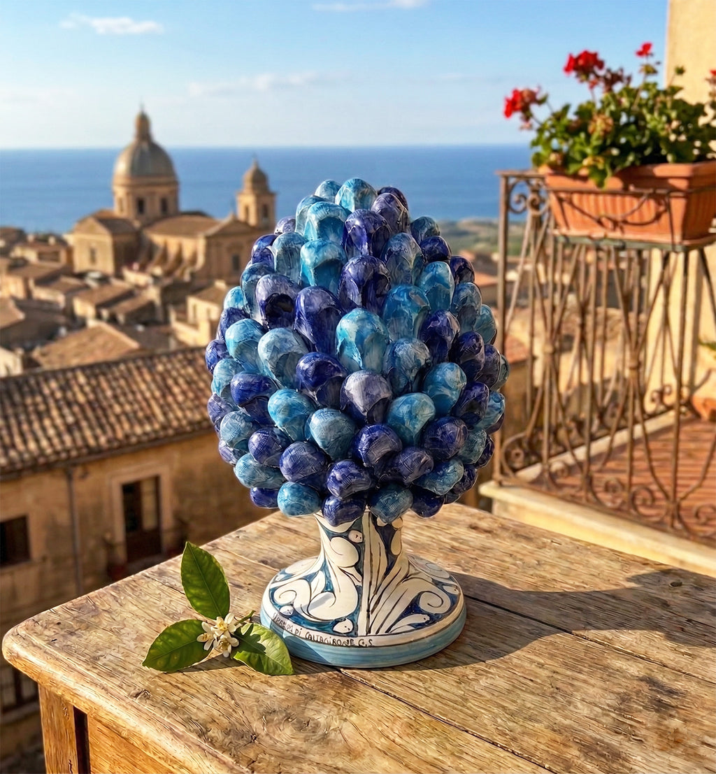 Pigna in ceramica siciliana di Caltagirone dipinta e decorata a mano multicolore blu H30