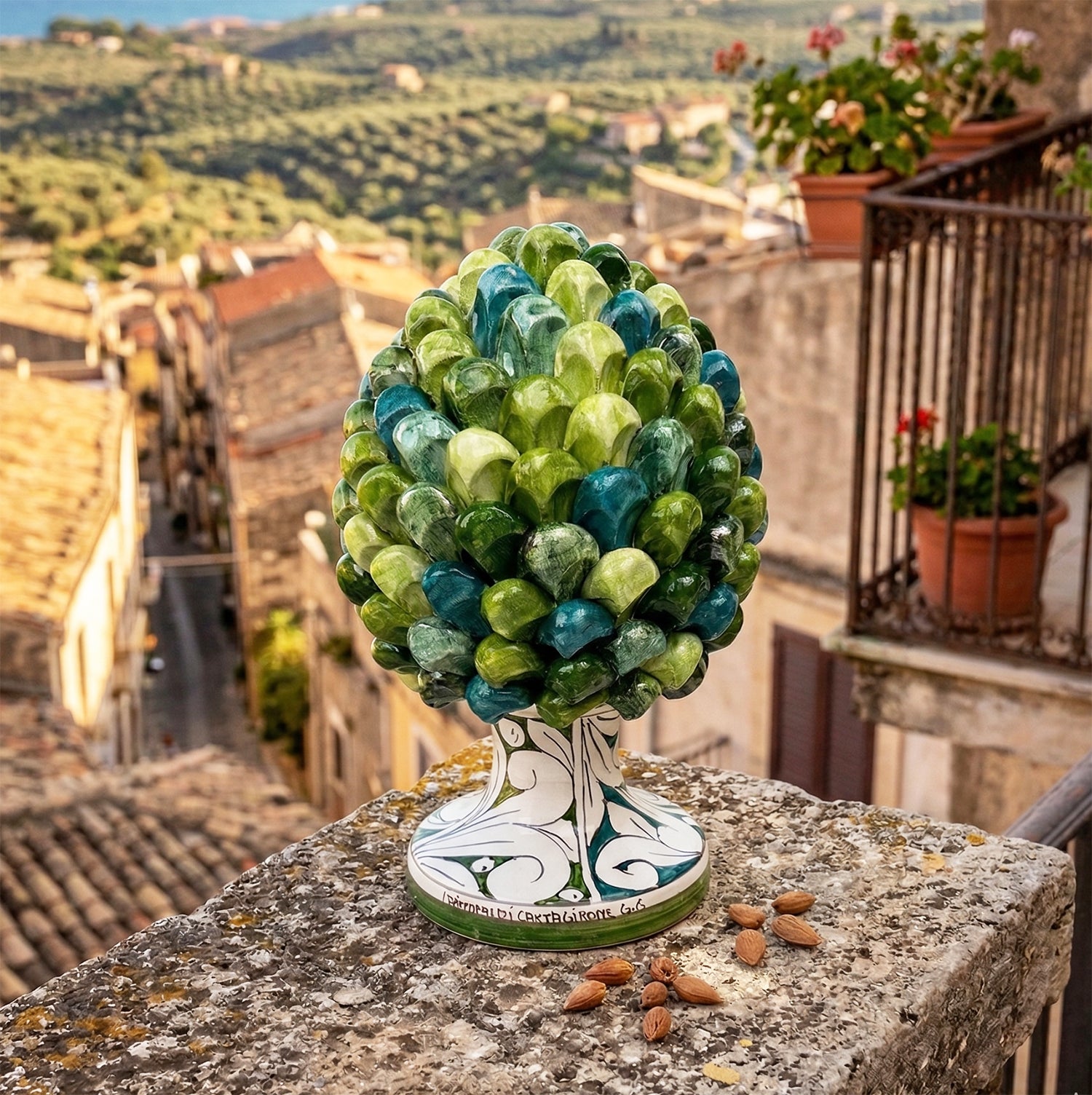 Pigna in ceramica siciliana di Caltagirone dipinta e decorata a mano multicolore verde H30
