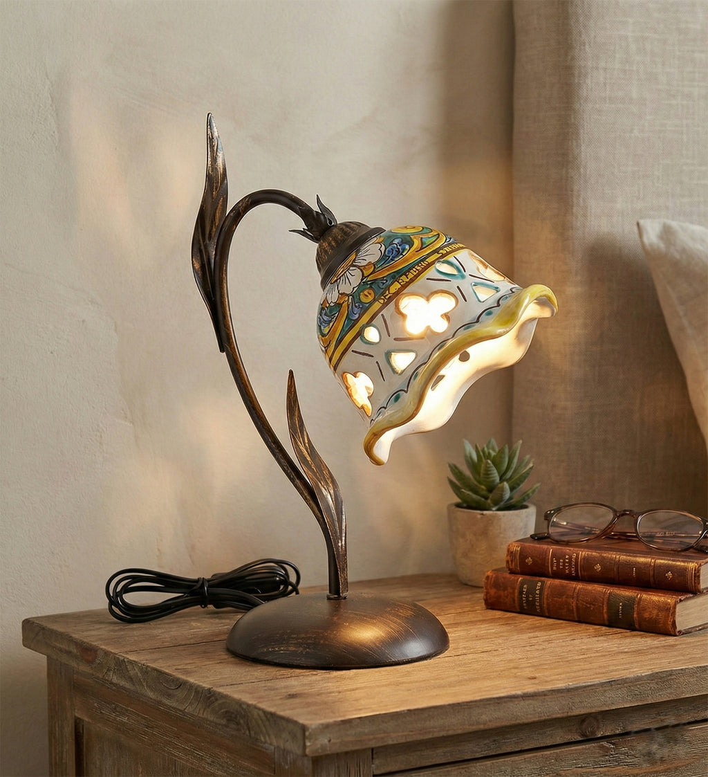 Lumetto lampada da comodino a 1 luce in ferro battuto e ceramica realizzata e decorata artigianalmente a mano art. gomes