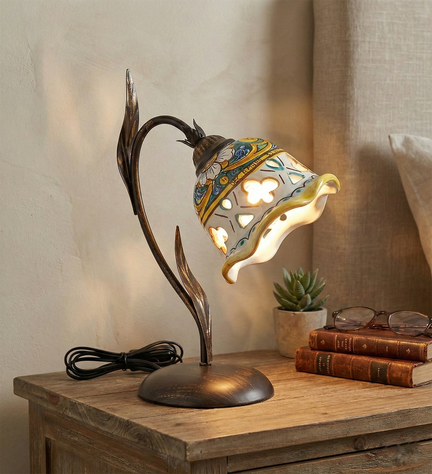 Lumetto lampada da comodino a 1 luce in ferro battuto e ceramica realizzata e decorata artigianalmente a mano art. gomes