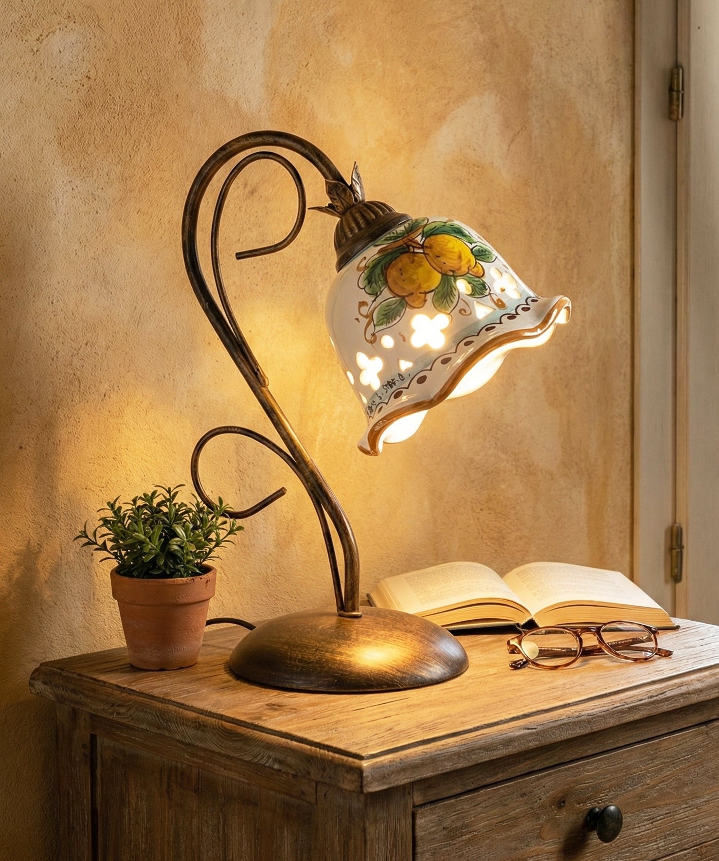 Lumetto lampada da comodino a 1 luce in ferro battuto e ceramica realizzata e decorata artigianalmente a mano art. limoni