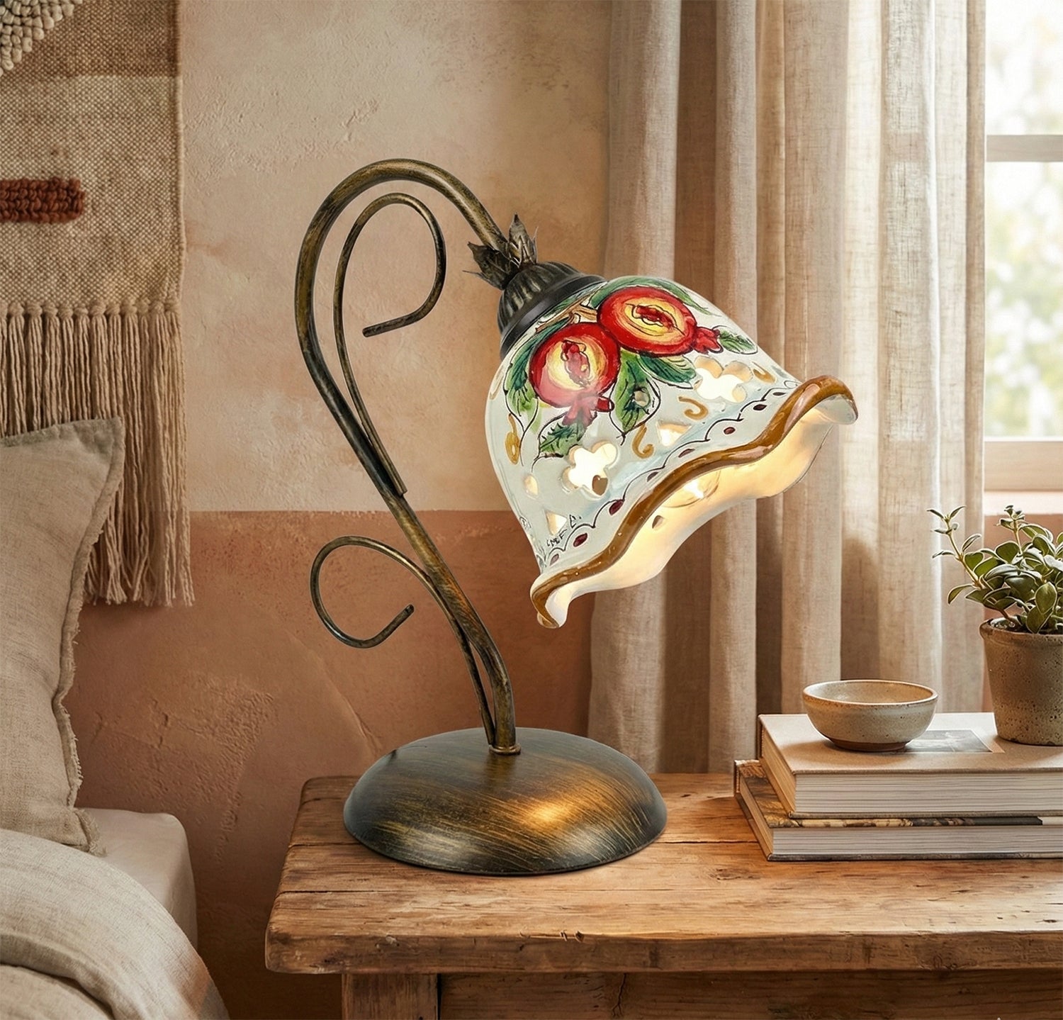Lumetto lampada da comodino a 1 luce in ferro battuto e ceramica realizzata e decorata artigianalmente a mano art. melograno