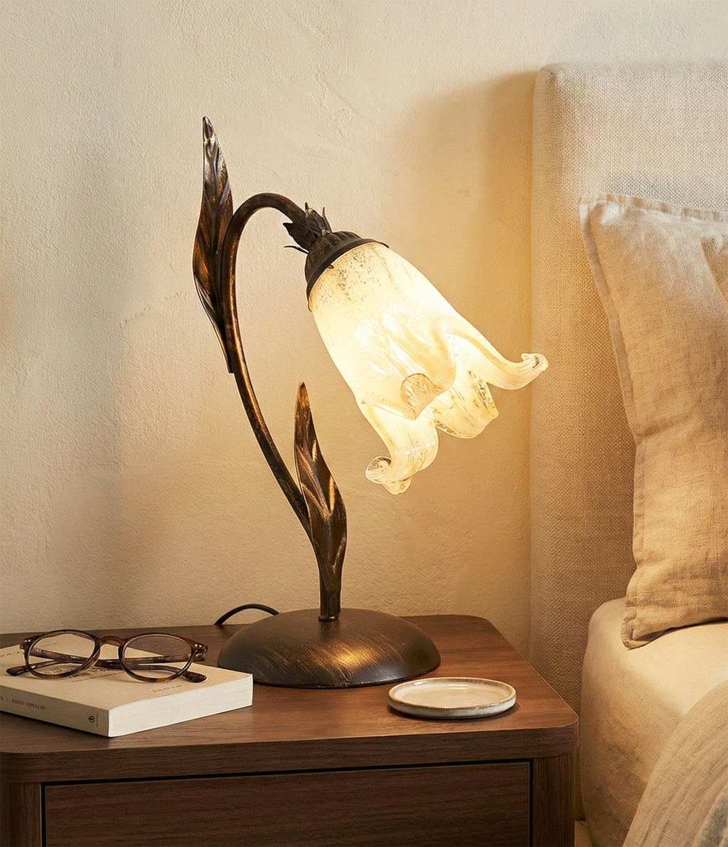 Lumetto comodino a 1 luce classico in ferro battuto e vetro realizzato e decorato artigianalmente coll. scott