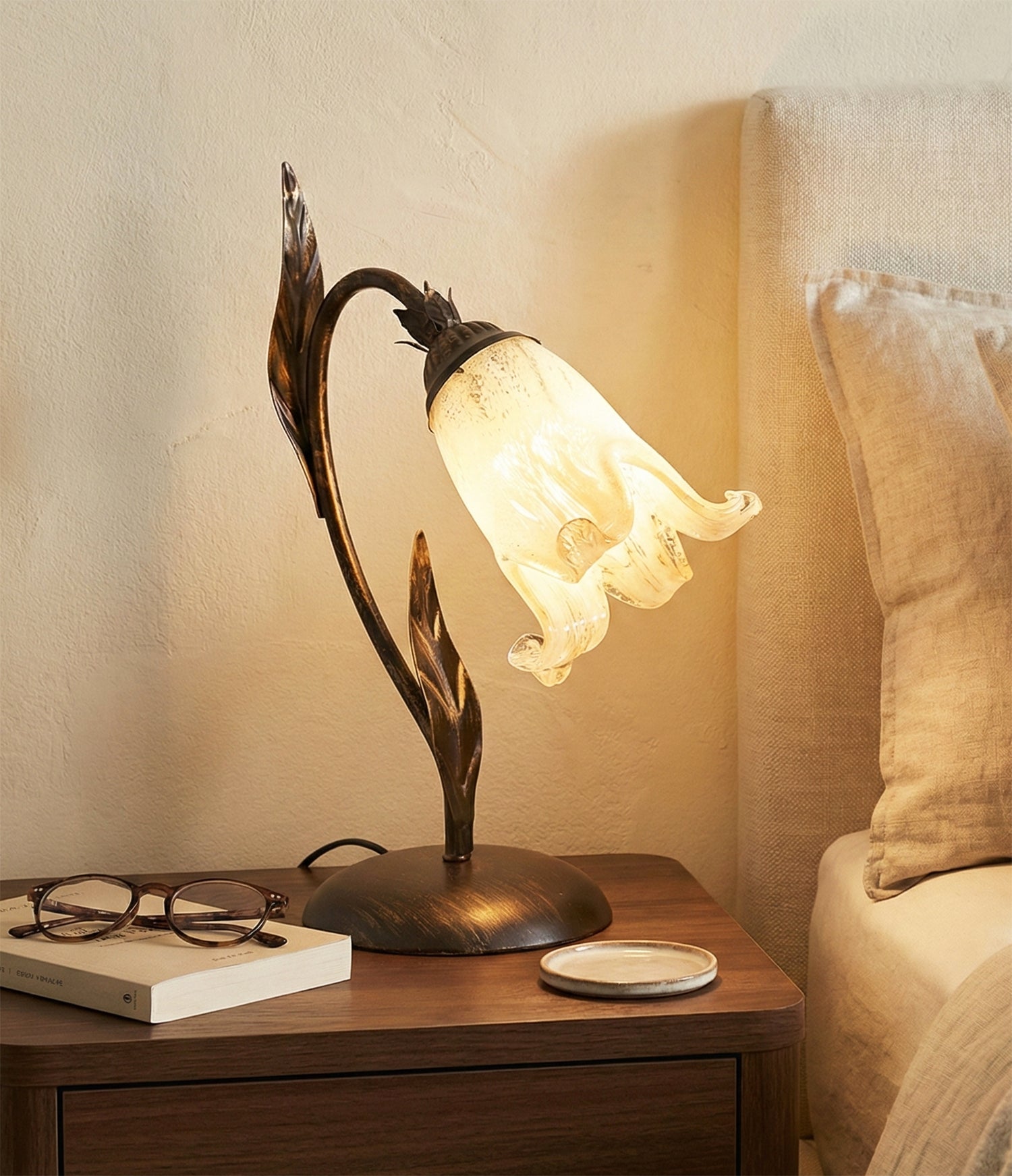 Lumetto comodino a 1 luce classico in ferro battuto e vetro realizzato e decorato artigianalmente coll. scott