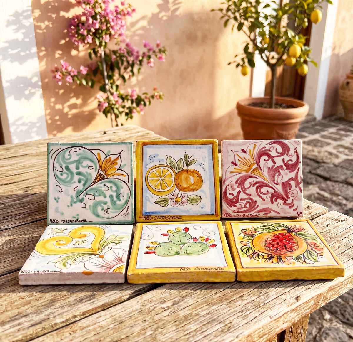 Mattonella piastrella in ceramica siciliana di Caltagirone decorata a mano