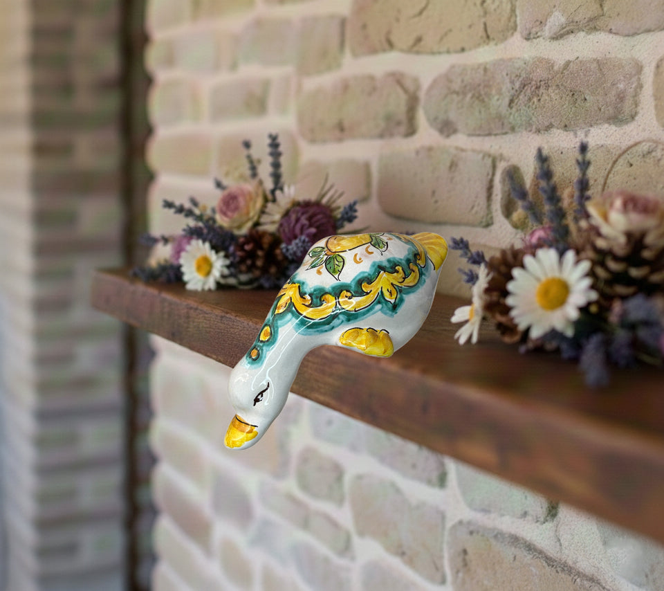 Papera in ceramica siciliana di santo stefano di camastra realizzata e decorata totalmente a mano limoni