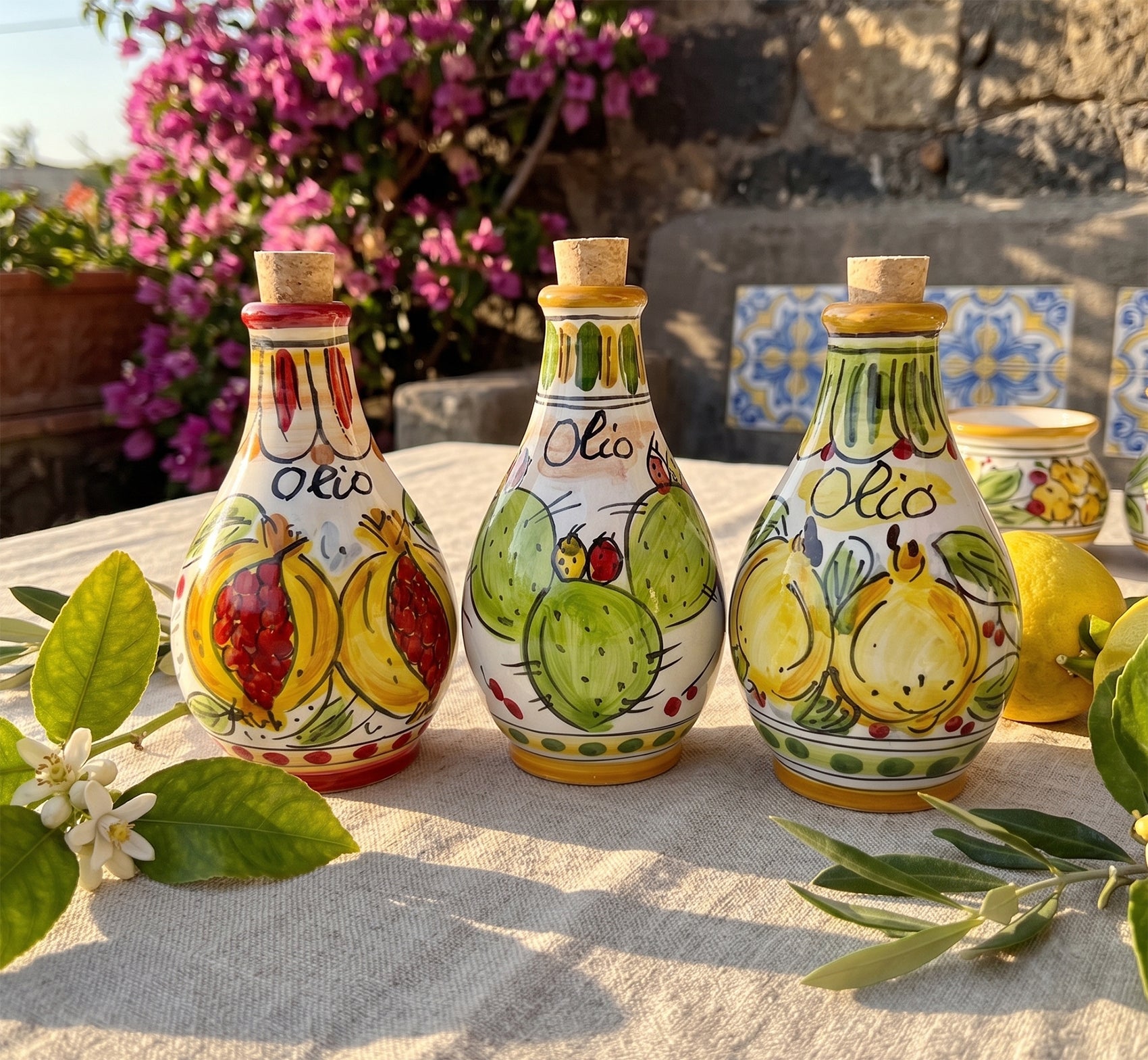 Oliera in ceramica siciliana di Caltagirone decorata a mano tappo in sughero
