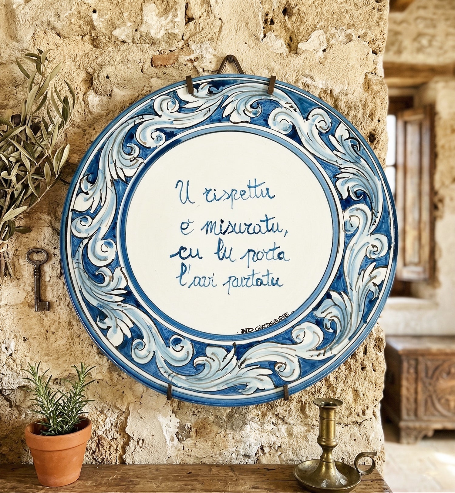 Piatto in ceramica Siciliana di Caltagirone con frase proverbio siciliano decorato a mano art. blu