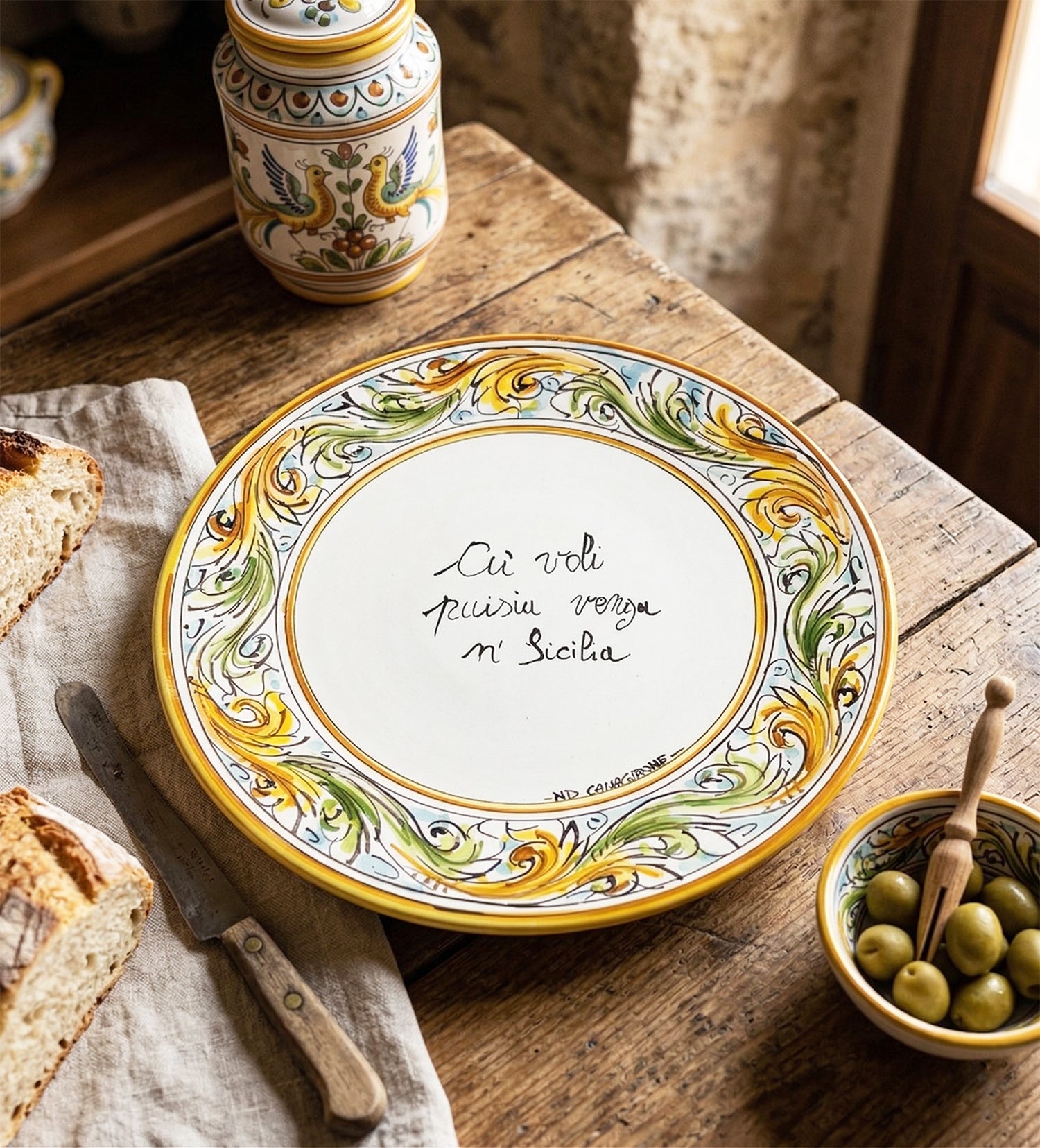 Piatto in ceramica Siciliana di Caltagirone con frase proverbio siciliano decorato a mano art. giallo