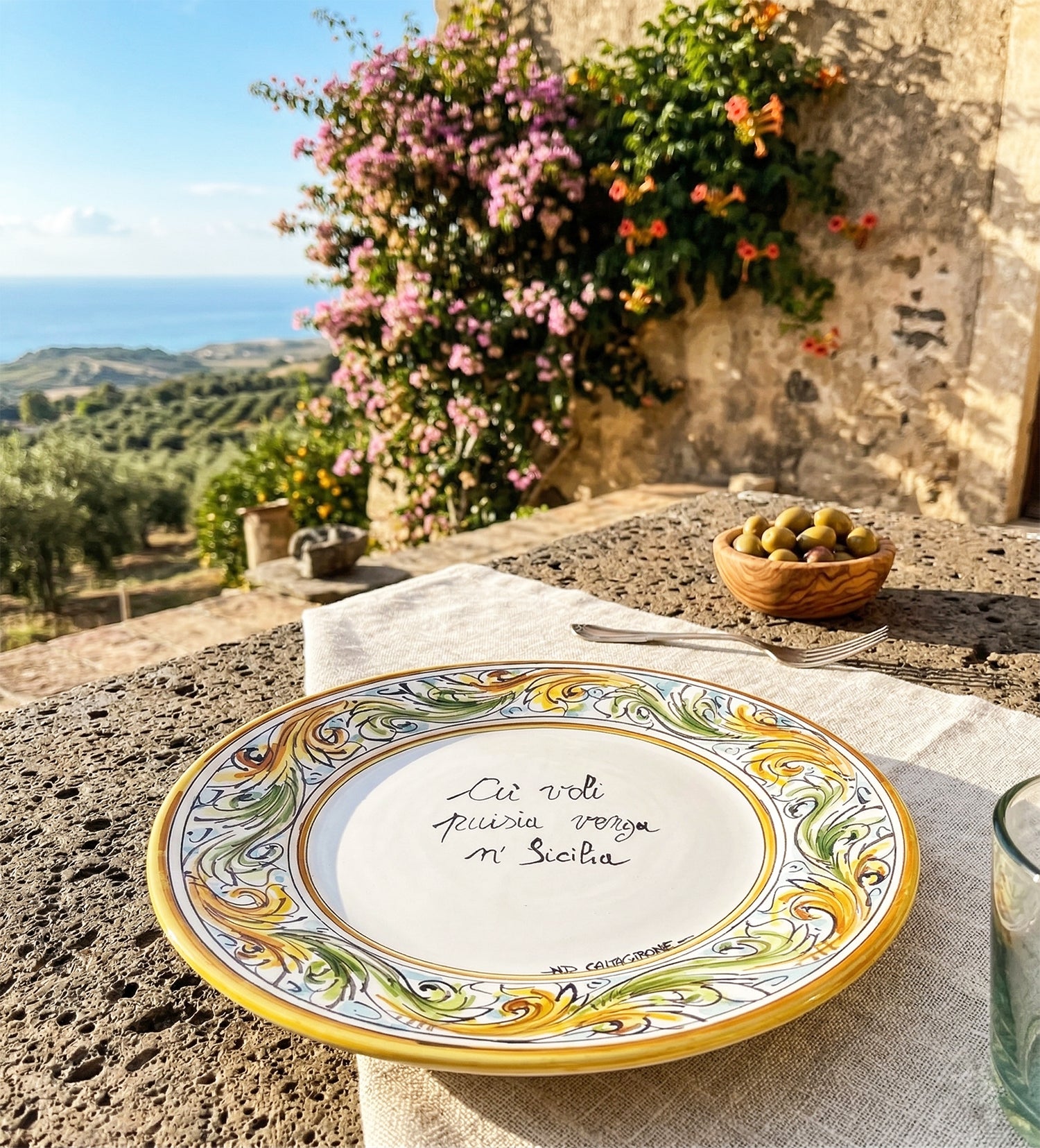 Piatto in ceramica Siciliana di Caltagirone con frase proverbio siciliano decorato a mano art. giallo