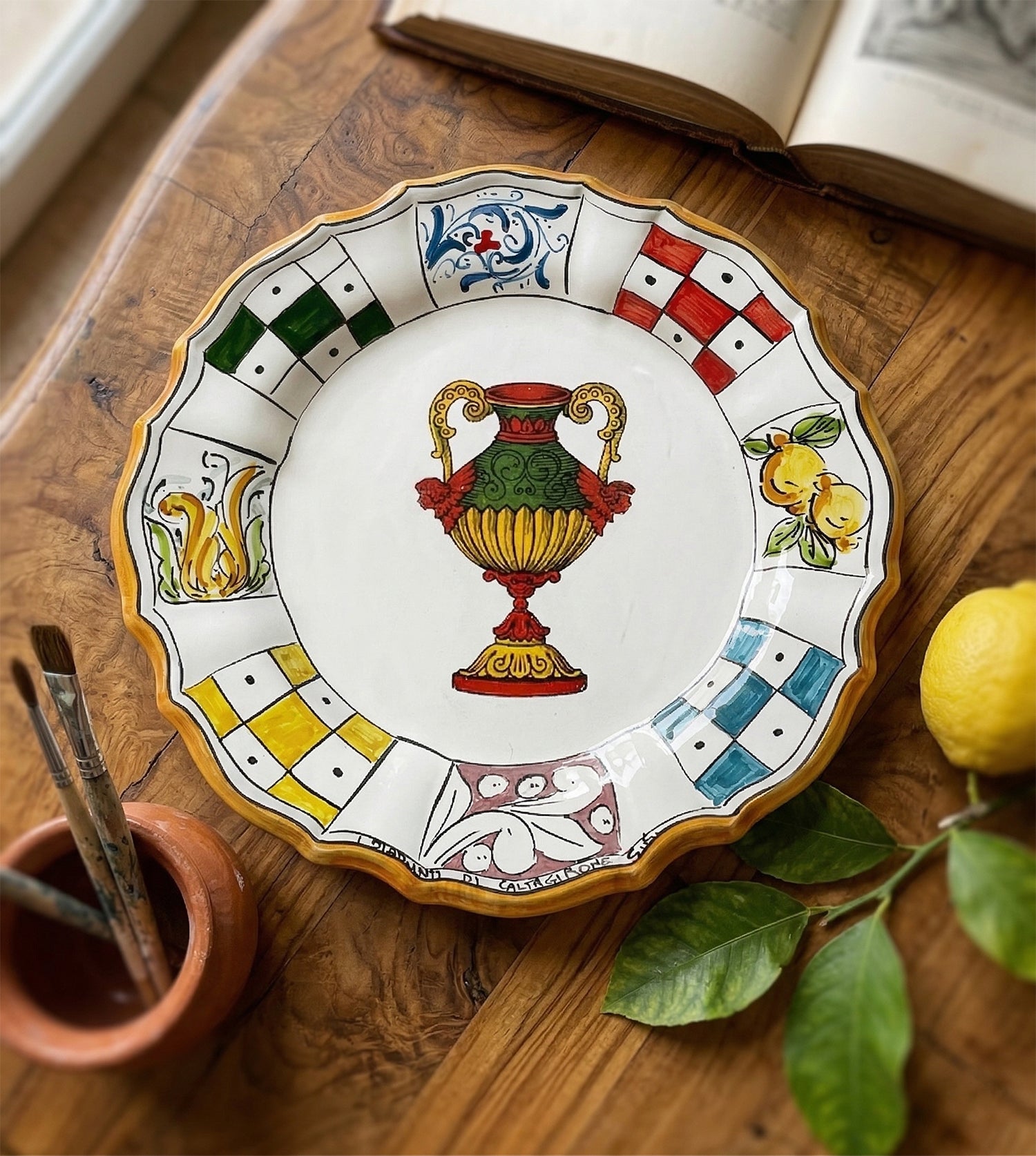 Piatto in Ceramica Decorato a Mano Carte Siciliane Multicolore Stile Tradizionale Siciliano Di Caltagirone Coppe