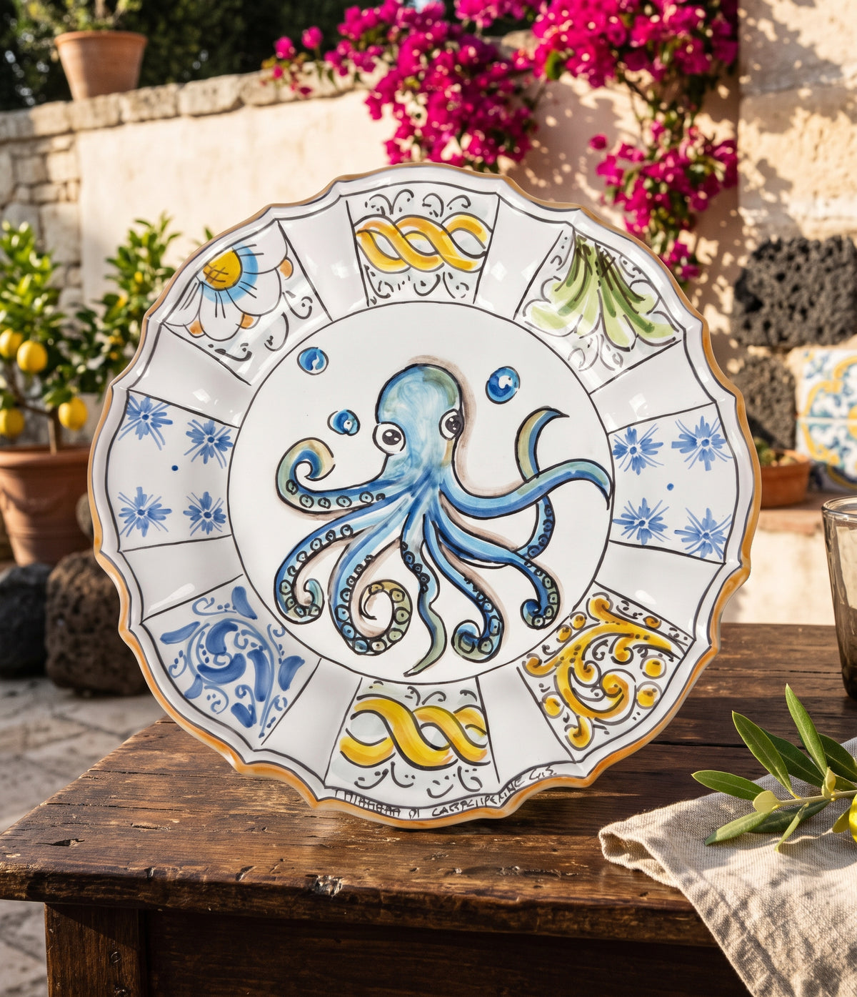 Piatto in Ceramica Siciliana di Caltagirone decorato a mano art. polipo