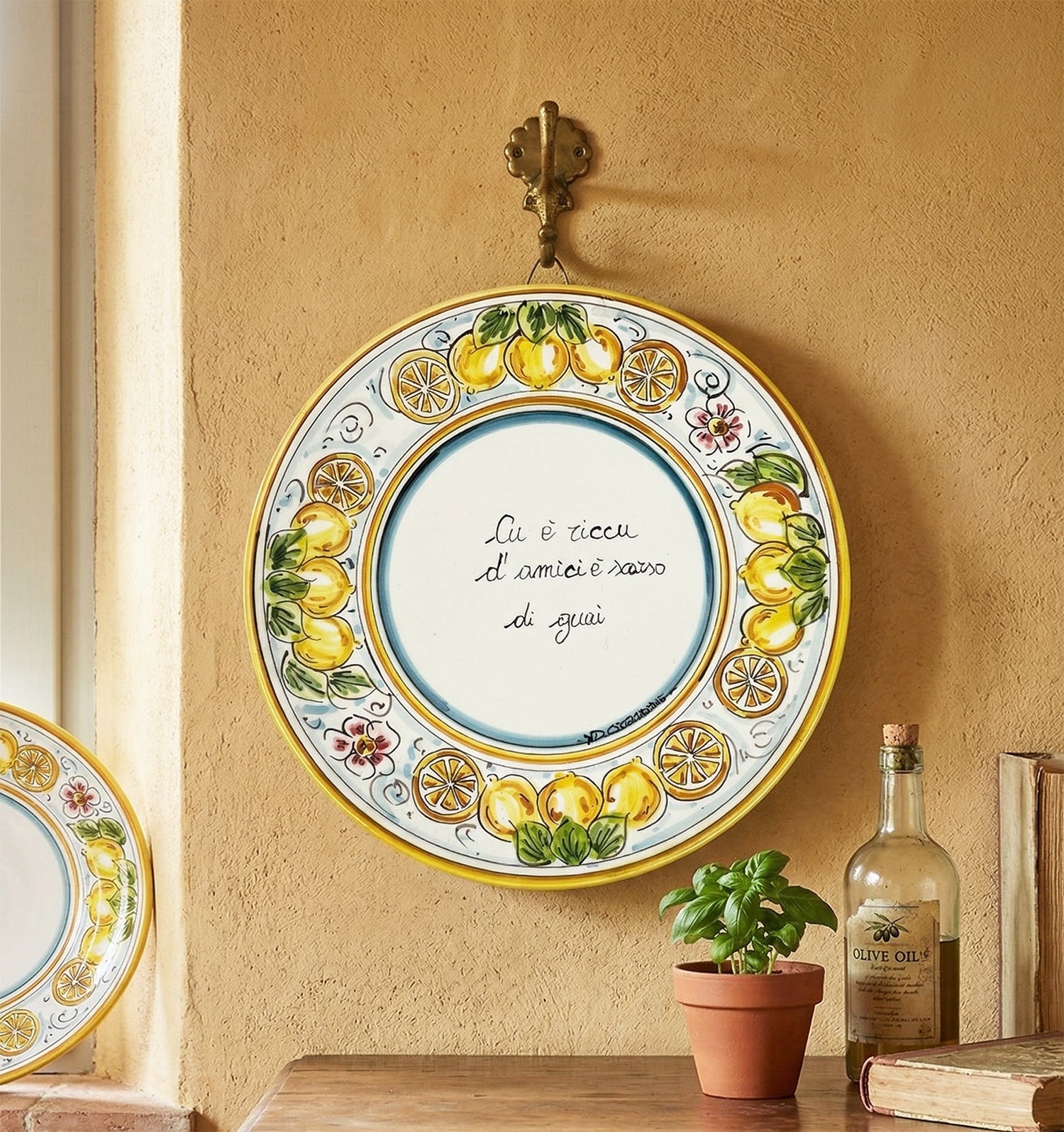 Piatto in ceramica Siciliana di Caltagirone con frase proverbio siciliano decorato a mano art. limoni