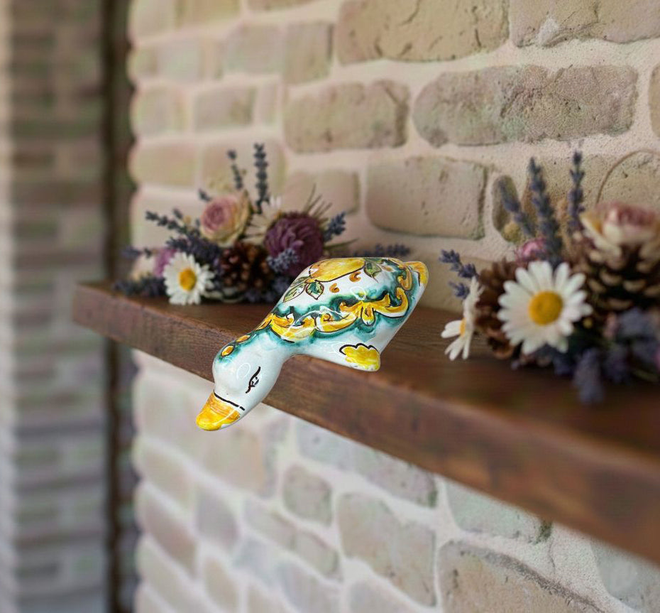 Papera in ceramica siciliana di santo stefano di camastra realizzata e decorata totalmente a mano limoni