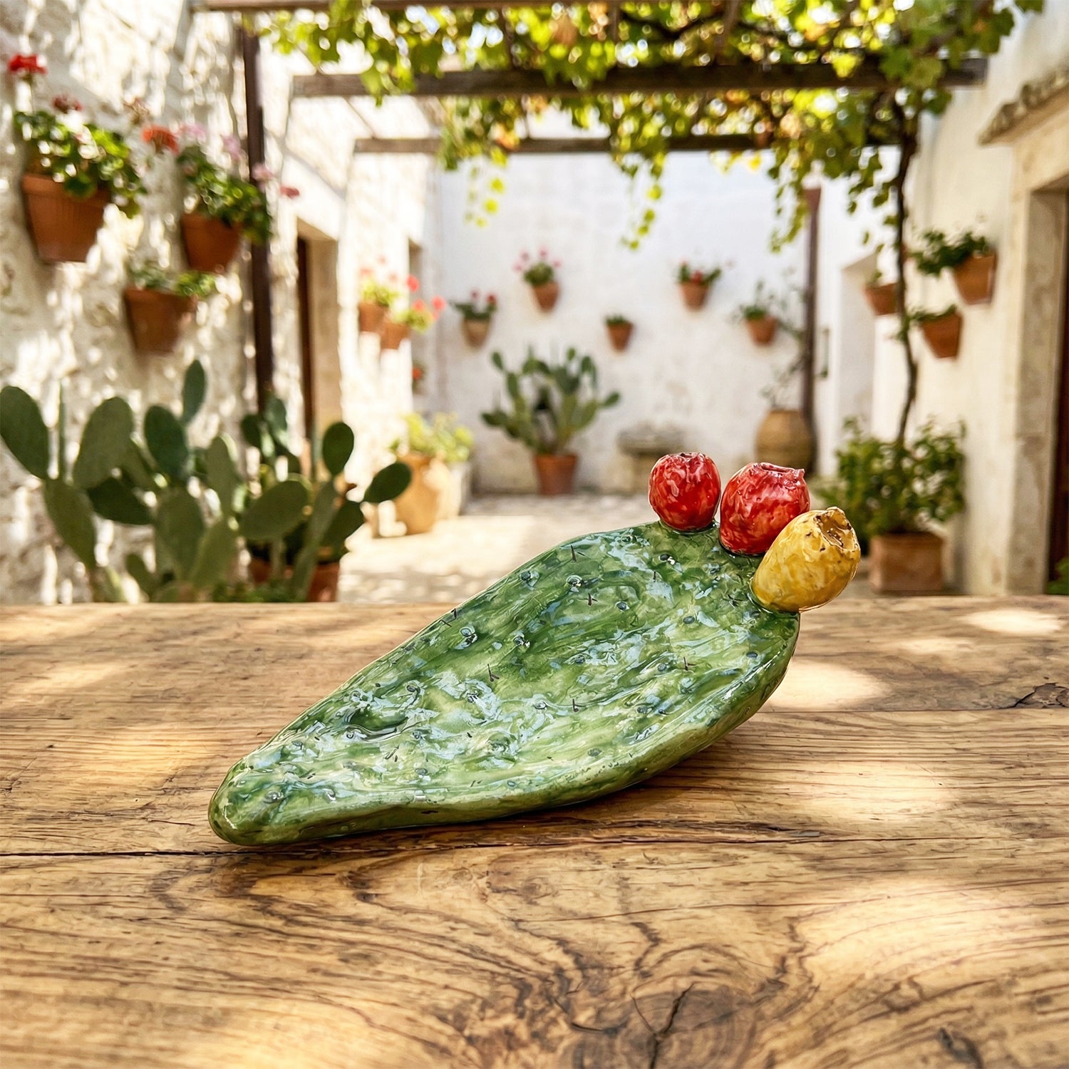 Svuota tasche pala ficodindia in ceramica siciliana di Caltagirone decorata a mano
