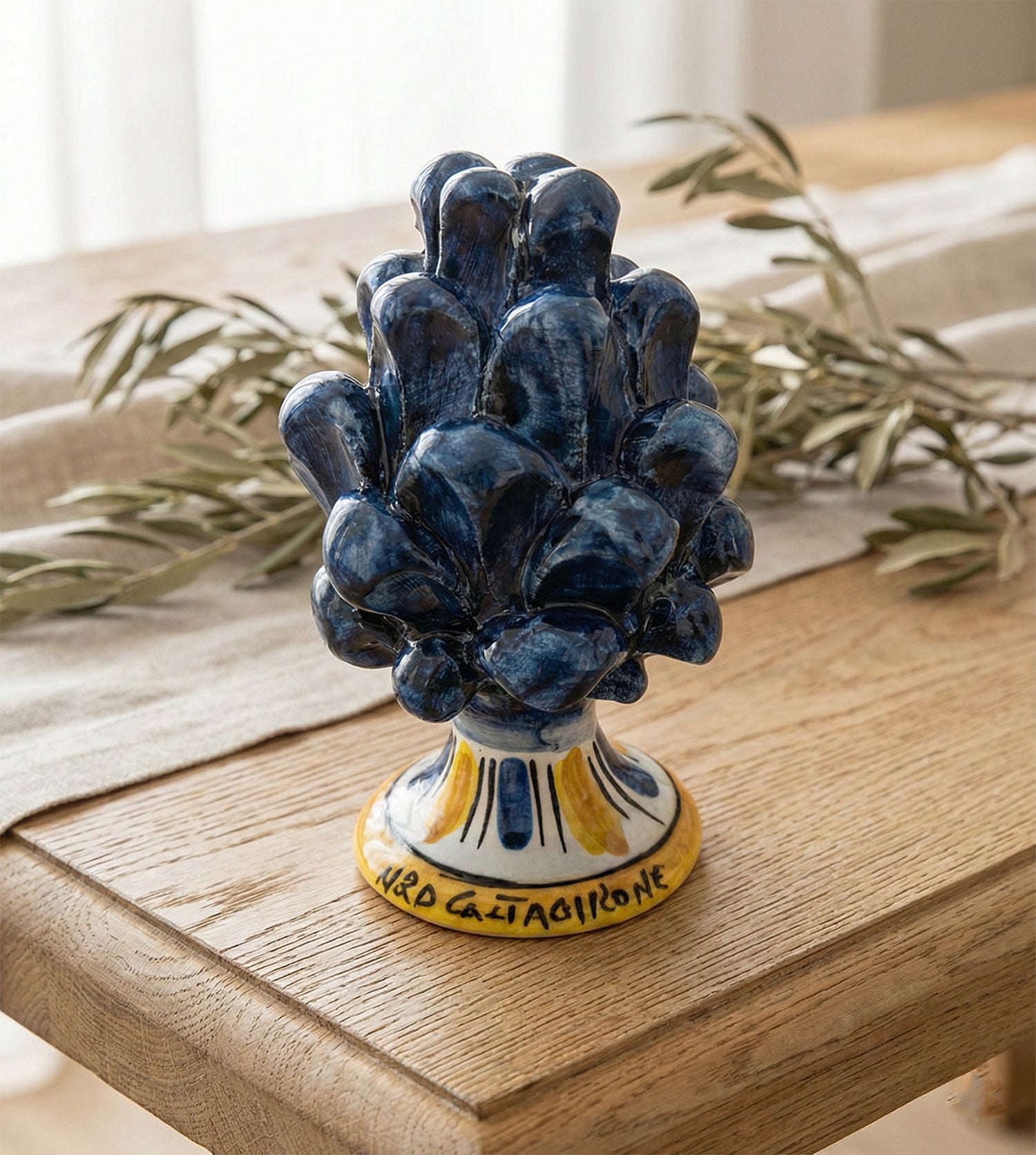Pigna in ceramica siciliana di caltagirone decorata a mano blu h10cm