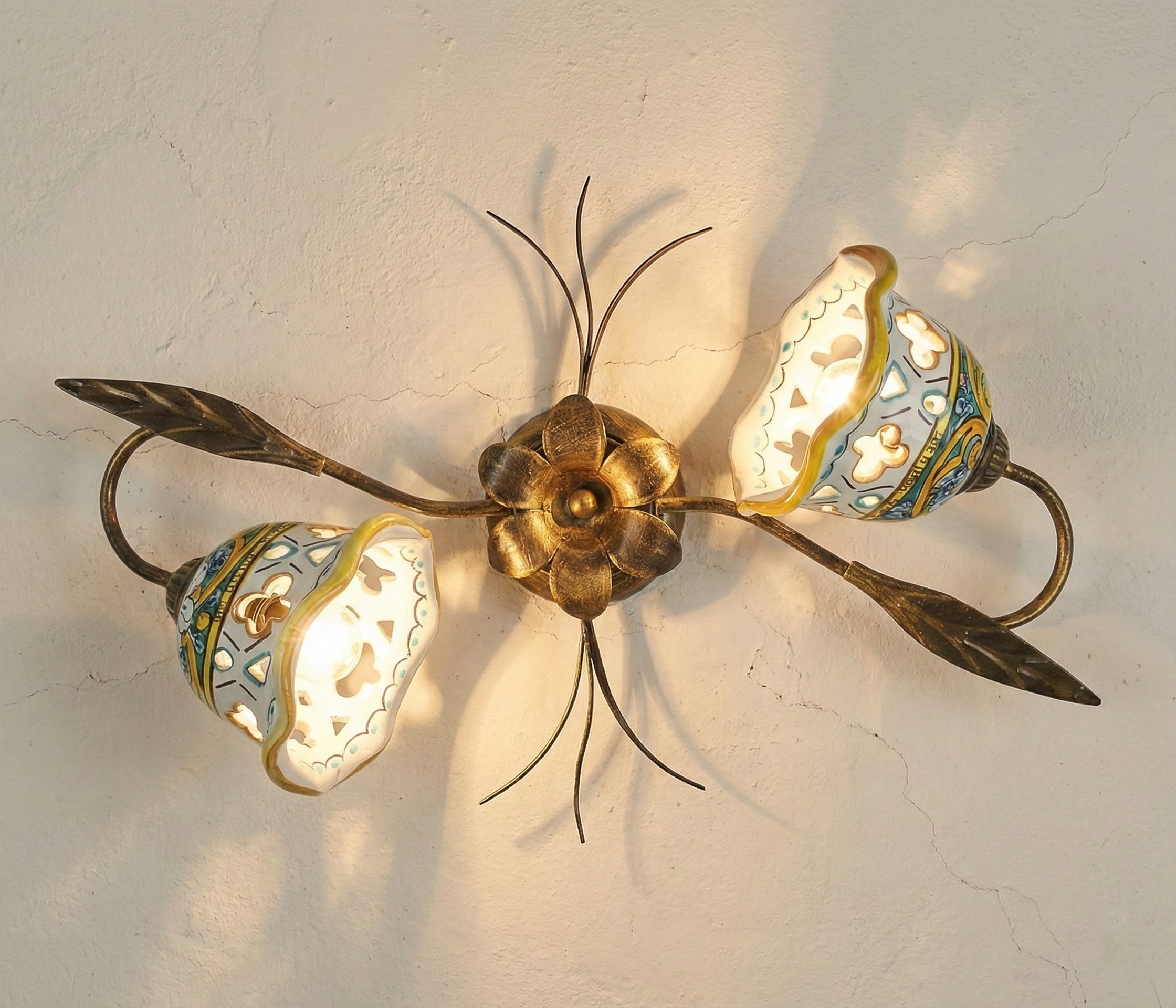 Plafoniera da soffitto a 2 luci in ferro battuto e ceramica siciliana realizzata e decorata artigianalmente coll. gomes