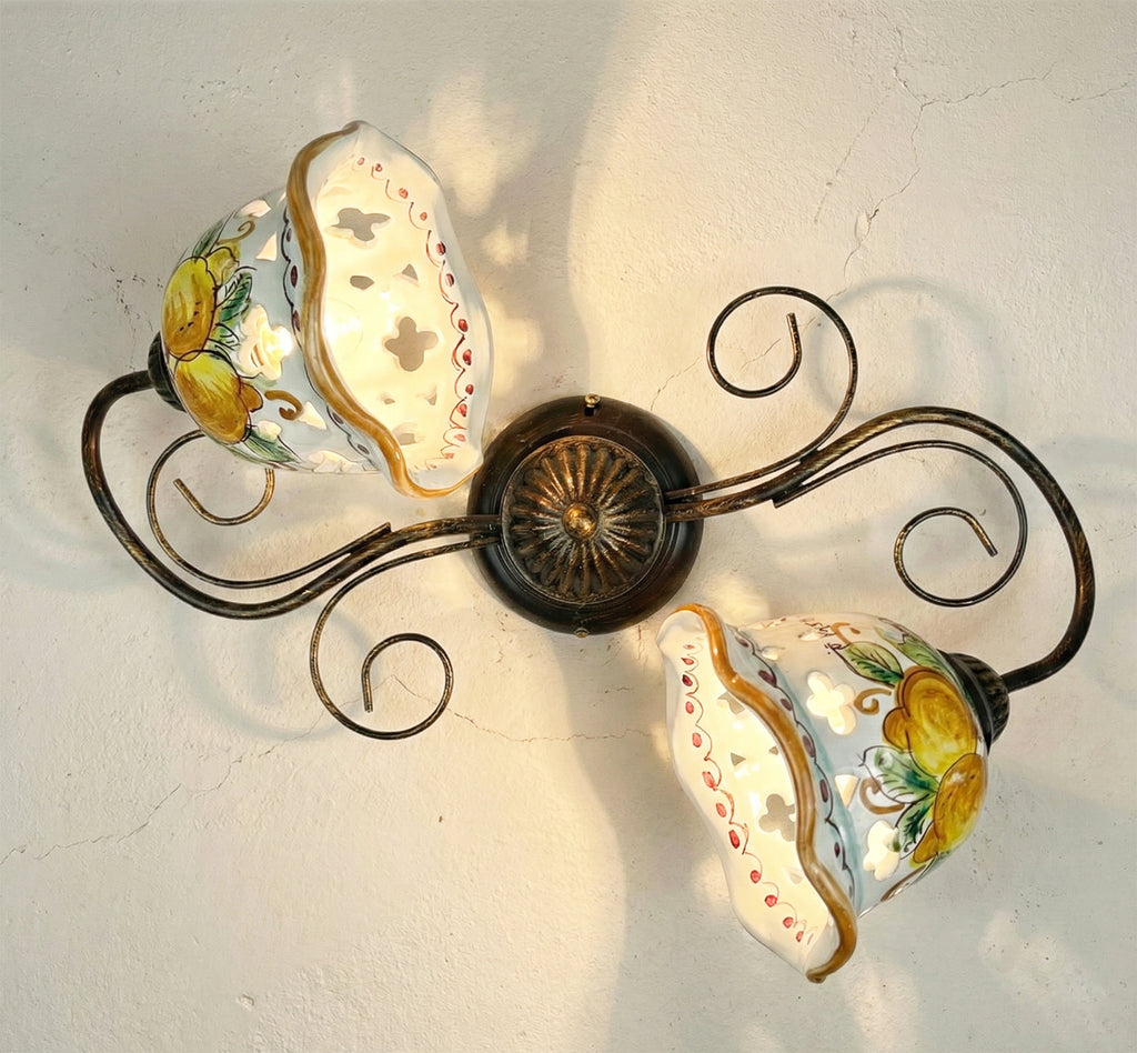 Plafoniera da soffitto a 2 luci in ferro battuto e ceramica siciliana realizzata e decorata artigianalmente coll. limoni