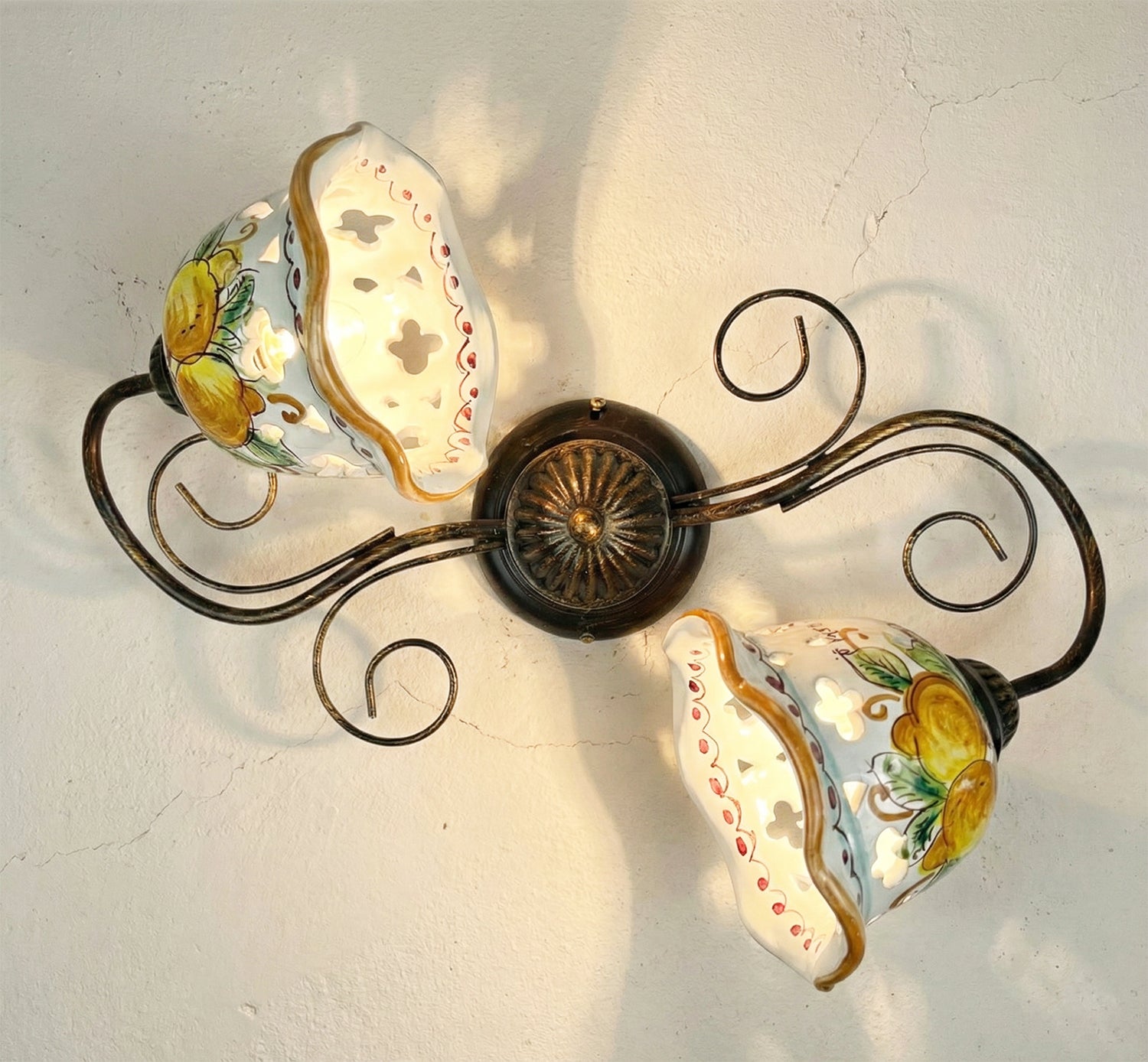 Plafoniera da soffitto a 2 luci in ferro battuto e ceramica siciliana realizzata e decorata artigianalmente coll. limoni