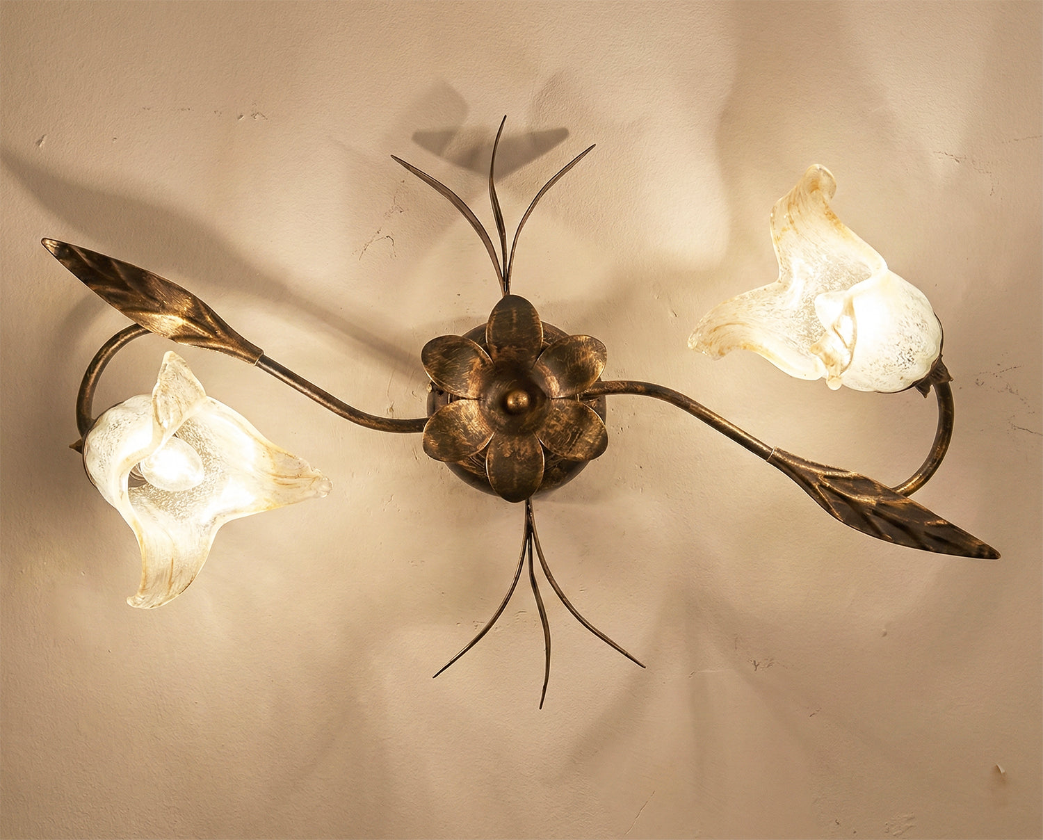 Plafoniera da soffitto classica a 2 luci in ferro battuto e vetro realizzata e decorata artigianalmente coll. scott