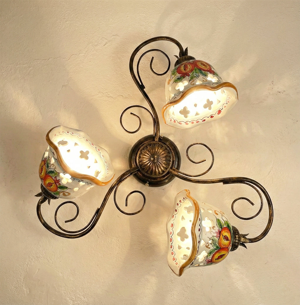Plafoniera da soffitto a 3 luci in ferro battuto e ceramica siciliana realizzata e decorata artigianalmente coll. melograno