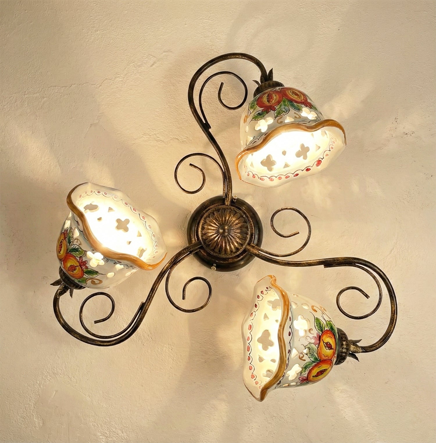 Plafoniera da soffitto a 3 luci in ferro battuto e ceramica siciliana realizzata e decorata artigianalmente coll. melograno