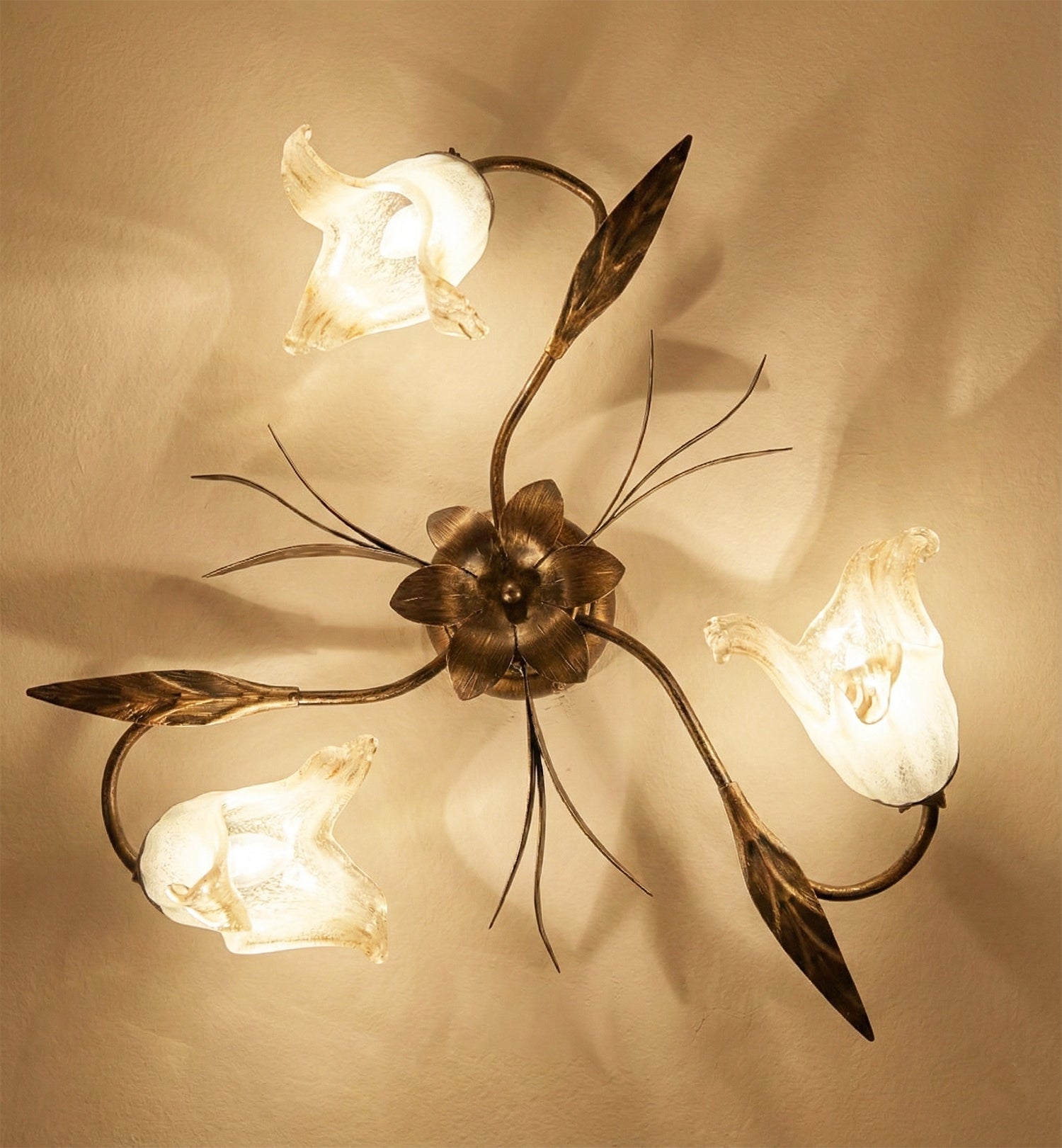 Plafoniera da soffitto classica a 3 luci in ferro battuto e vetro realizzata e decorata artigianalmente coll. scott