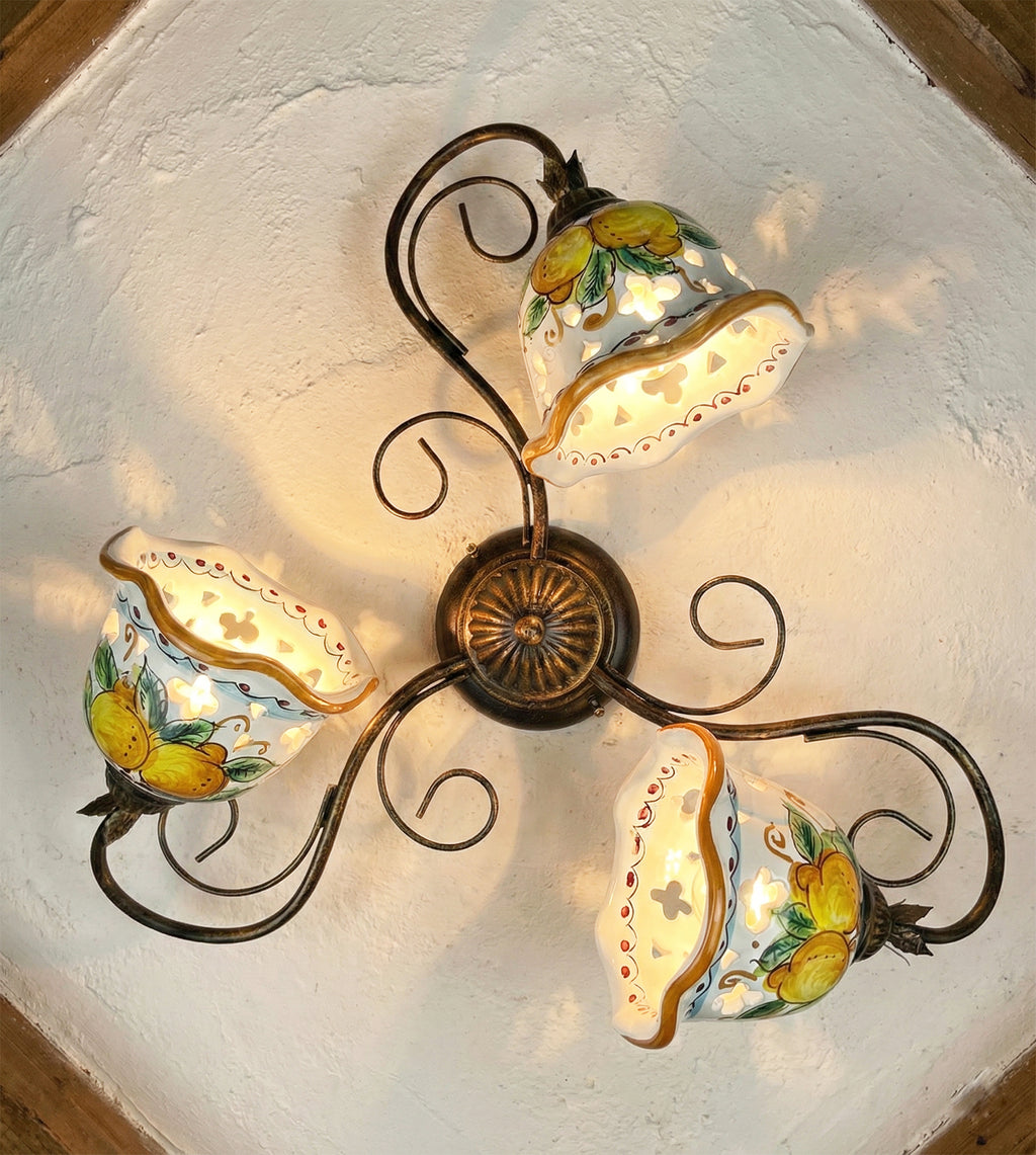 Plafoniera da soffitto a 3 luci in ferro battuto e ceramica siciliana realizzata e decorata artigianalmente coll. limoni