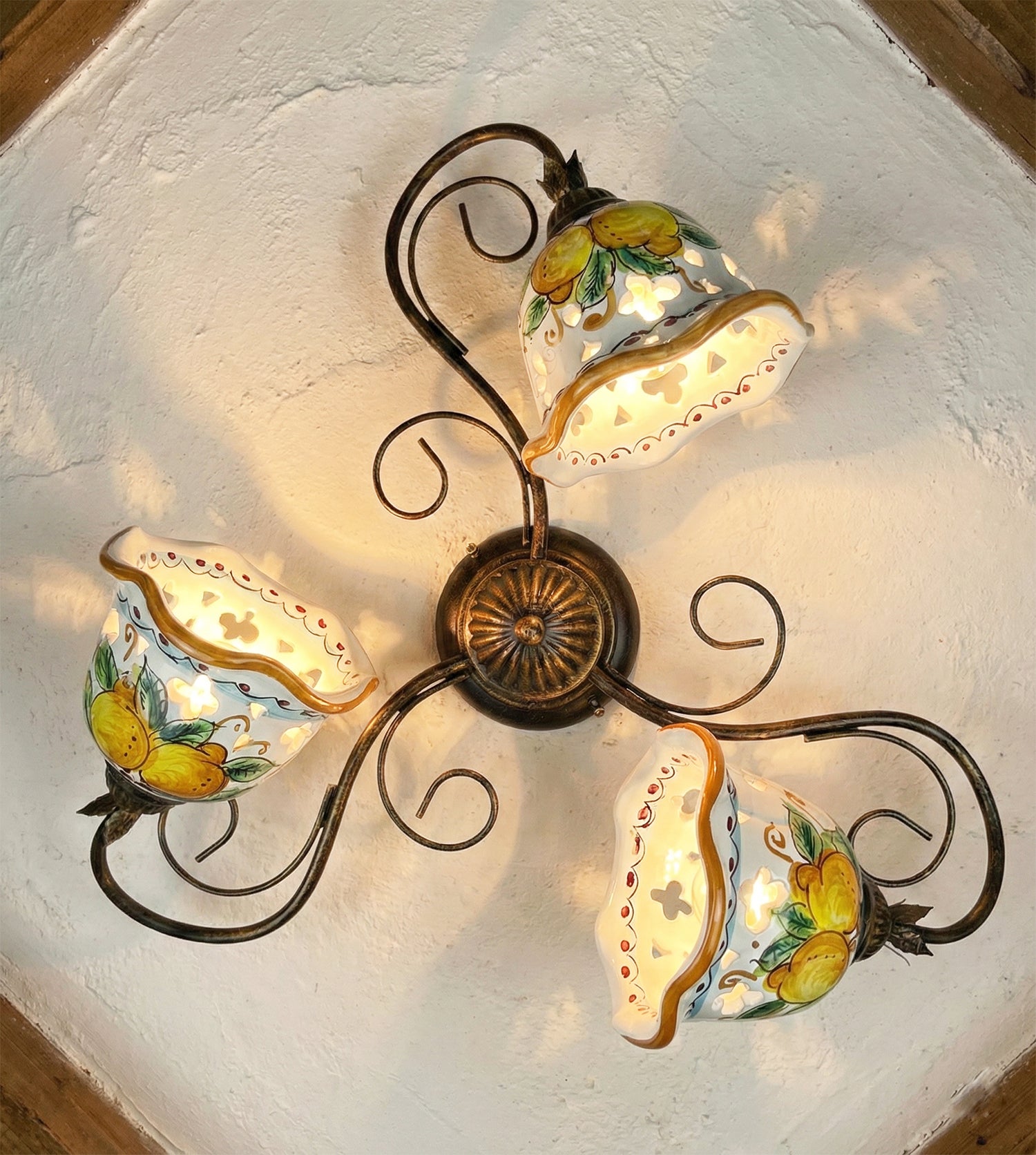 Plafoniera da soffitto a 3 luci in ferro battuto e ceramica siciliana realizzata e decorata artigianalmente coll. limoni