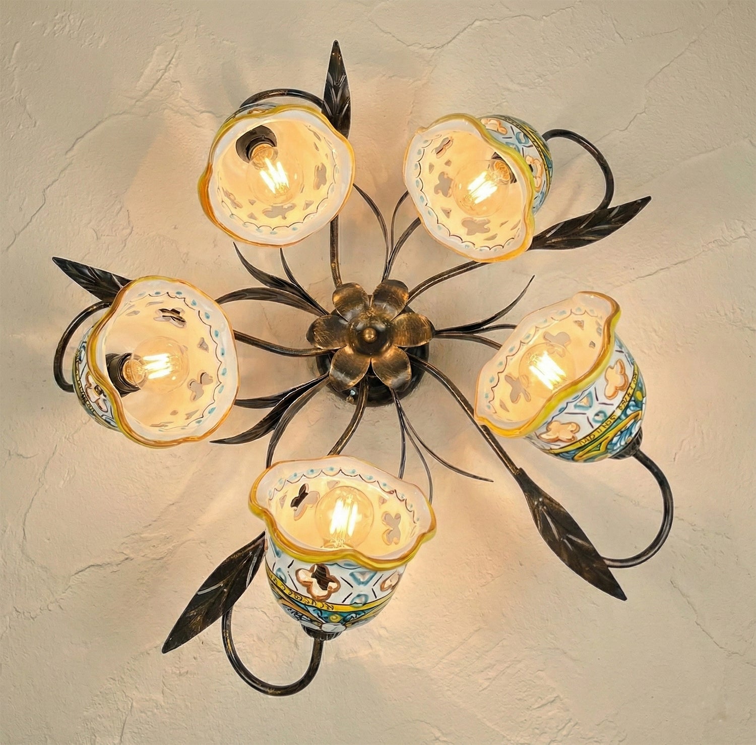 Plafoniera da soffitto a 5 luci in ferro battuto e ceramica siciliana realizzata e decorata artigianalmente coll. gomes