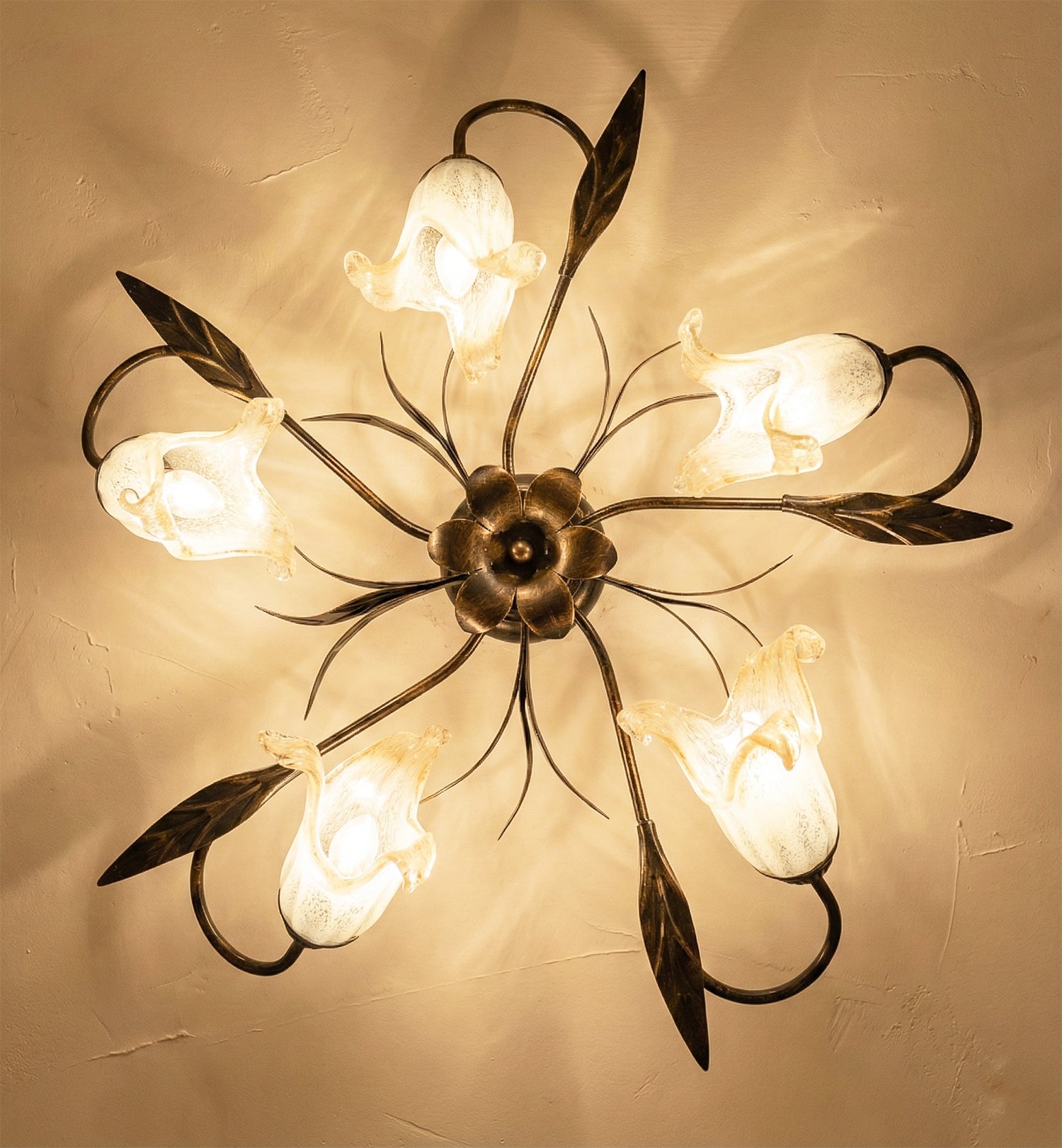 Plafoniera da soffitto classica a 5 luci in ferro battuto e vetro realizzata e decorata artigianalmente coll. scott