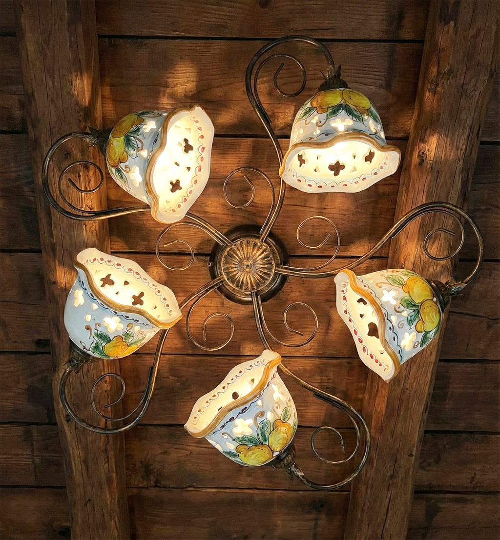 Plafoniera da soffitto a 5 luci in ferro battuto e ceramica siciliana realizzata e decorata artigianalmente coll. limoni