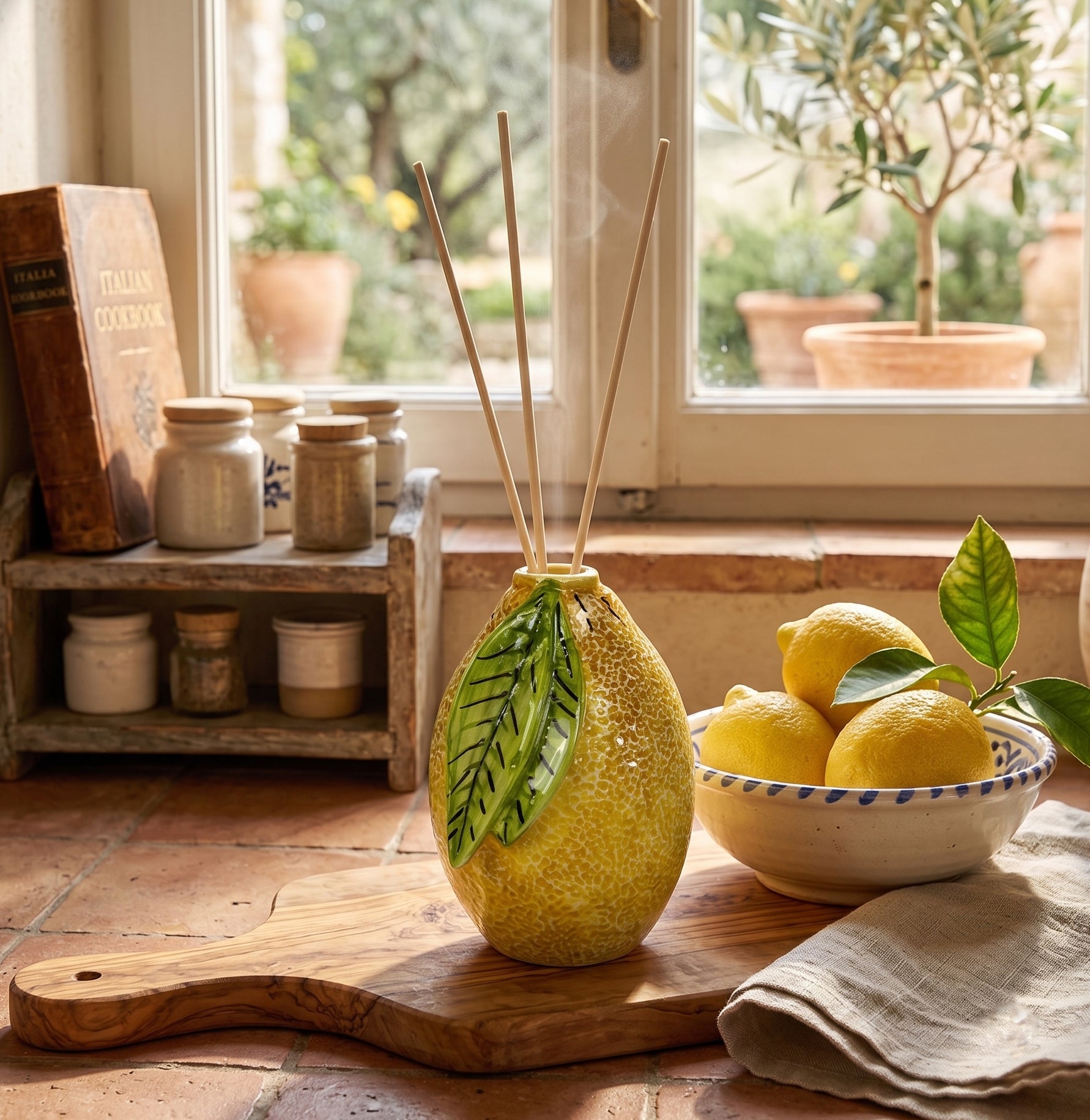 Profumatore Frutto in ceramica siciliana di Caltagirone decorato a mano grande