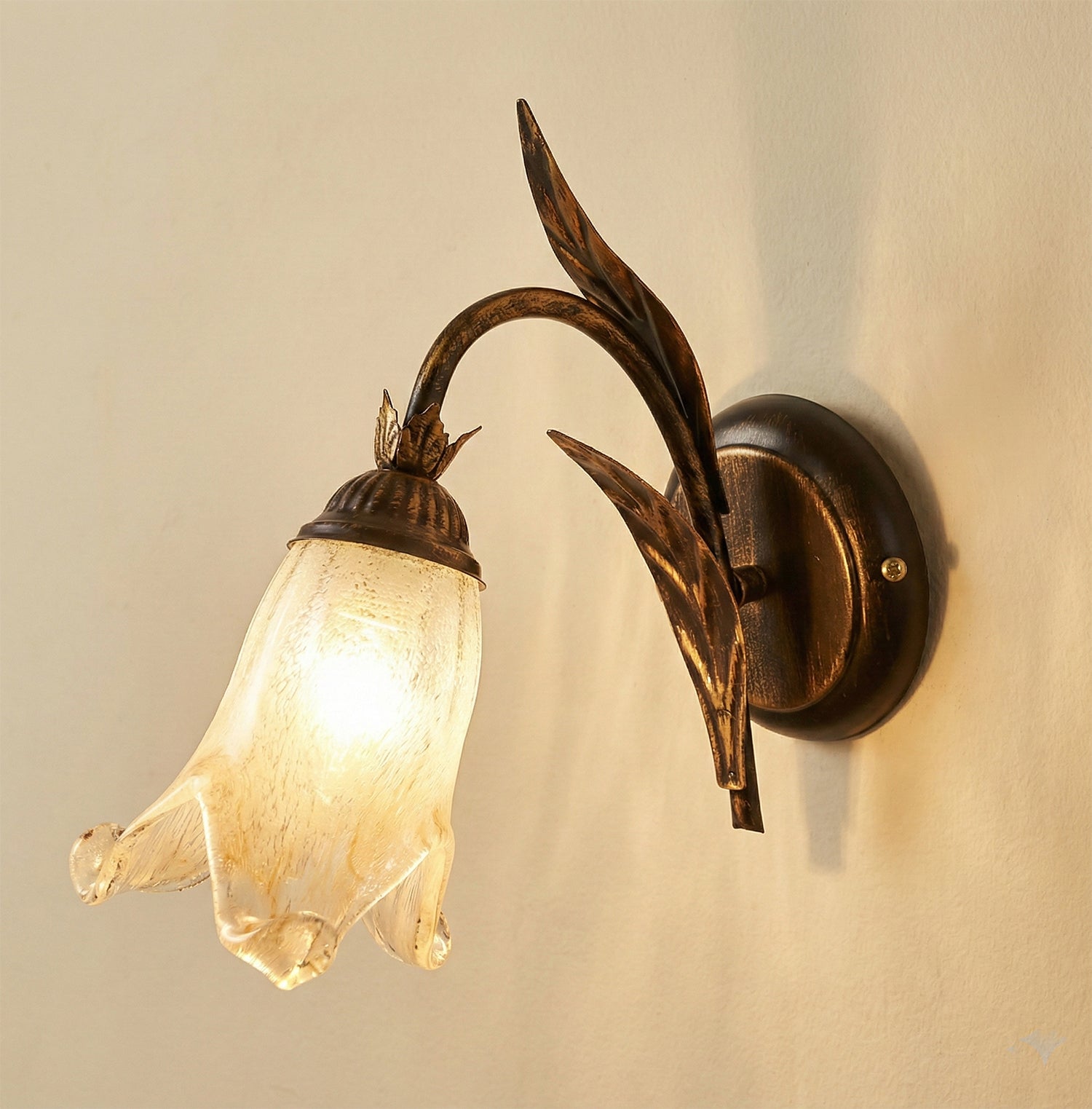 Applique da parete a 1 luce in ferro battuto e vetro realizzato artigianalmente coll. scott