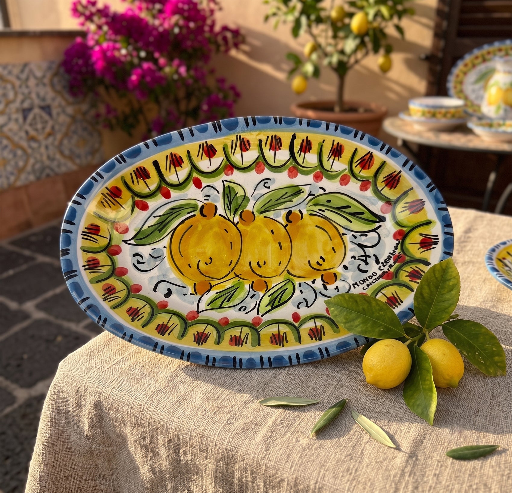 Vassoio in ceramica siciliana di Caltagirone decorato a mano limoni