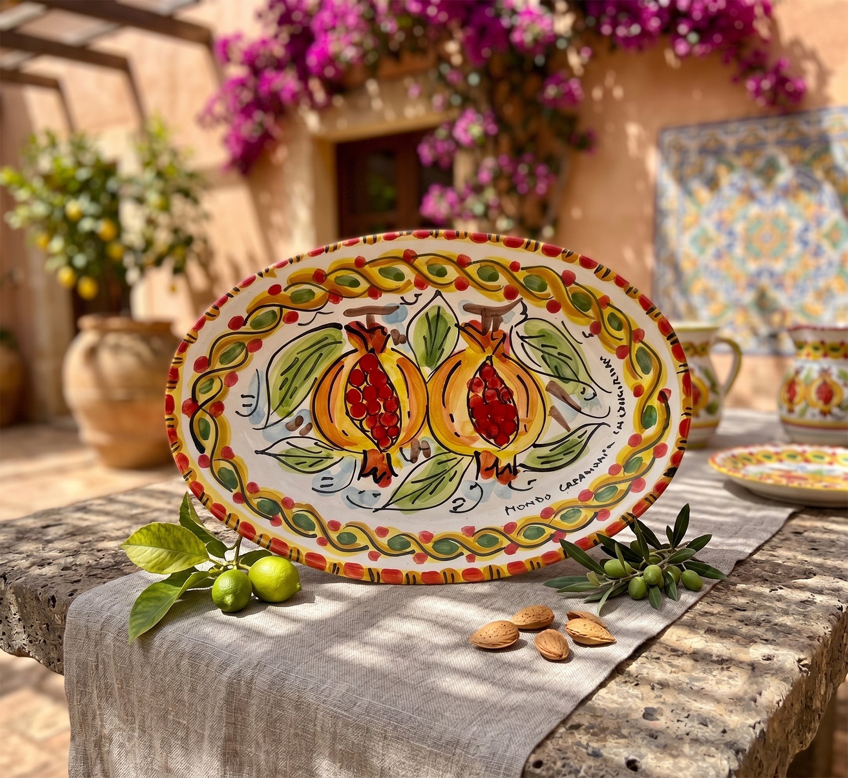 Vassoio in ceramica siciliana di Caltagirone decorato a mano melograno