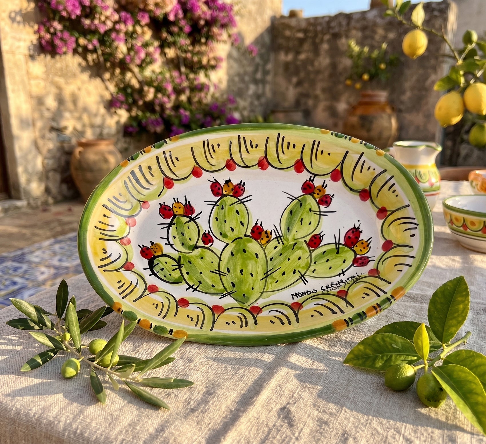 Vassoio in ceramica siciliana di Caltagirone decorato a mano ficodindia