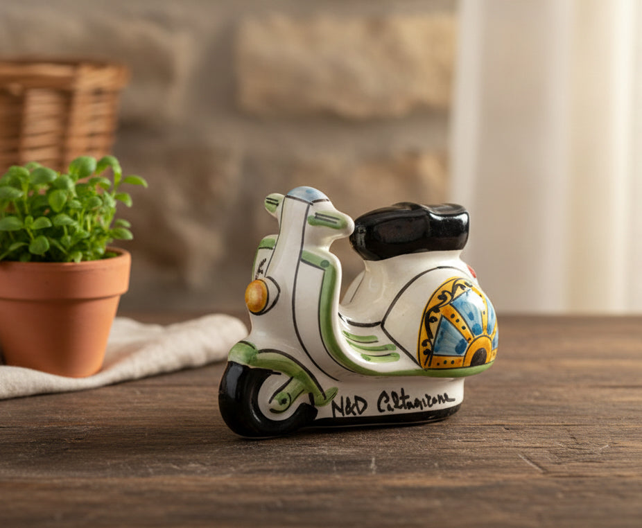 Vespa piccola in ceramica siciliana di caltagirone realizzata e decorata a mano