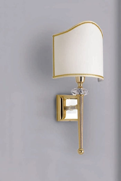 Applique da parete classico a 1 luce in ottone oro lucido e cristalli molati con paralume in tessuto avorio con bordino oro PR 7009/A16