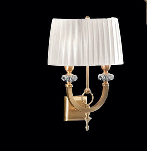 Applique da parete classico a 2 luci in ottone oro satinato con cristalli molati trasparenti e paralume nastrato bianco PR 6767/A26