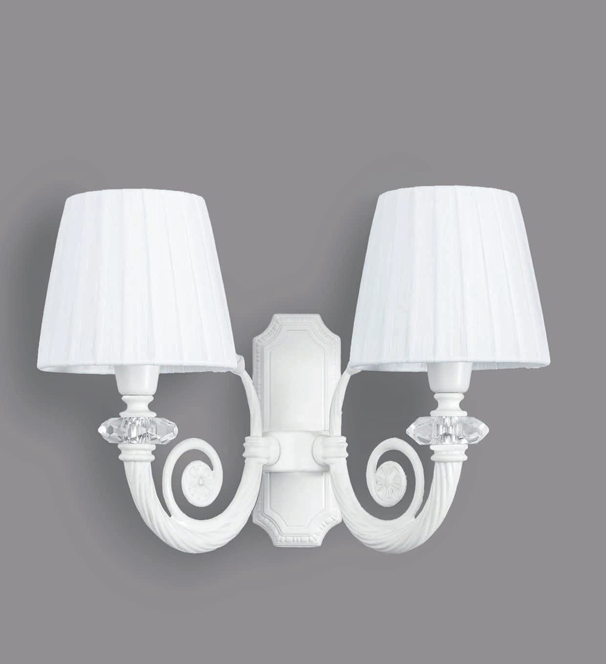 Applique da parete moderno a 2 luci in fusione di ottone laccato bianco con cristalli molati trasparenti e paralumi nastrati in crépon bianco PR 7082/A2