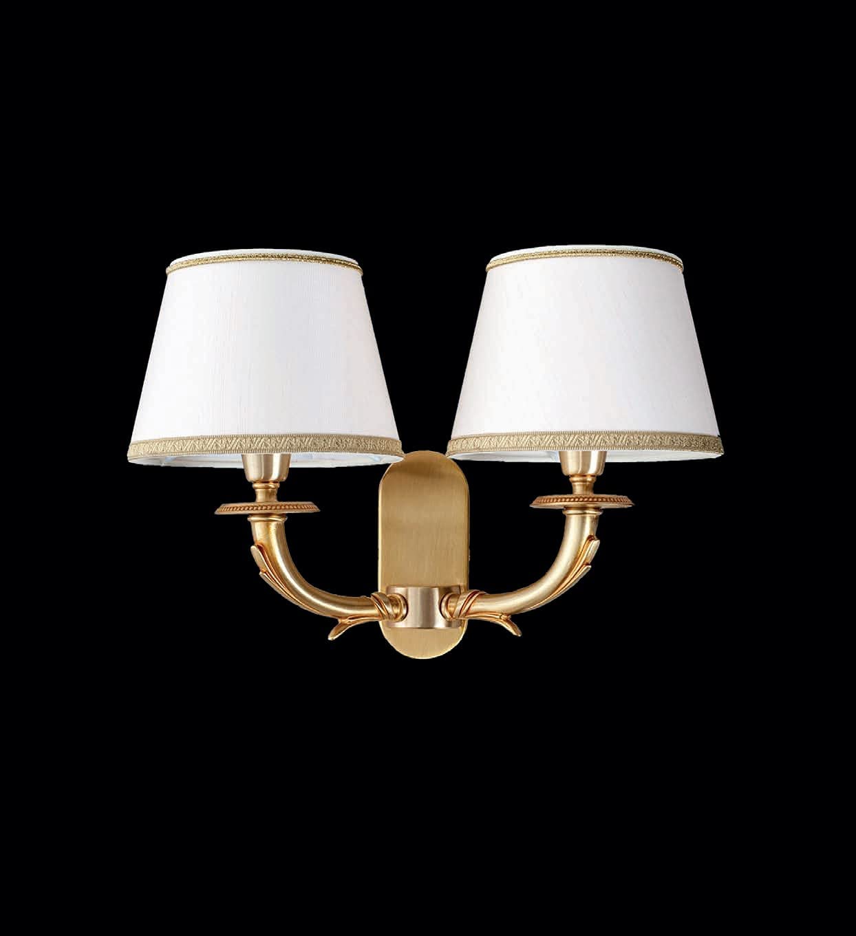 Applique da parete classico a 2 luci in ottone oro antico con paralumi di stoffa avorio chiaro PR 6649/A2