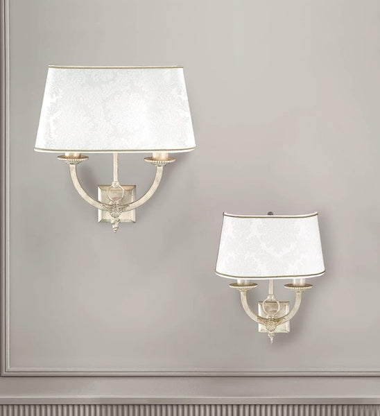 Applique da parete classico a 2 luci in ottone avorio decapato oro con fregi decorativi in fusione di ottone e paralume damascato panna PR 6941/A26