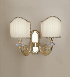 Applique da parete classico a 2 luci in fusione di ottone oro lucido con cristalli molati trasparenti e paralumi plissettati avorio foderati internamente PR 6911/A2
