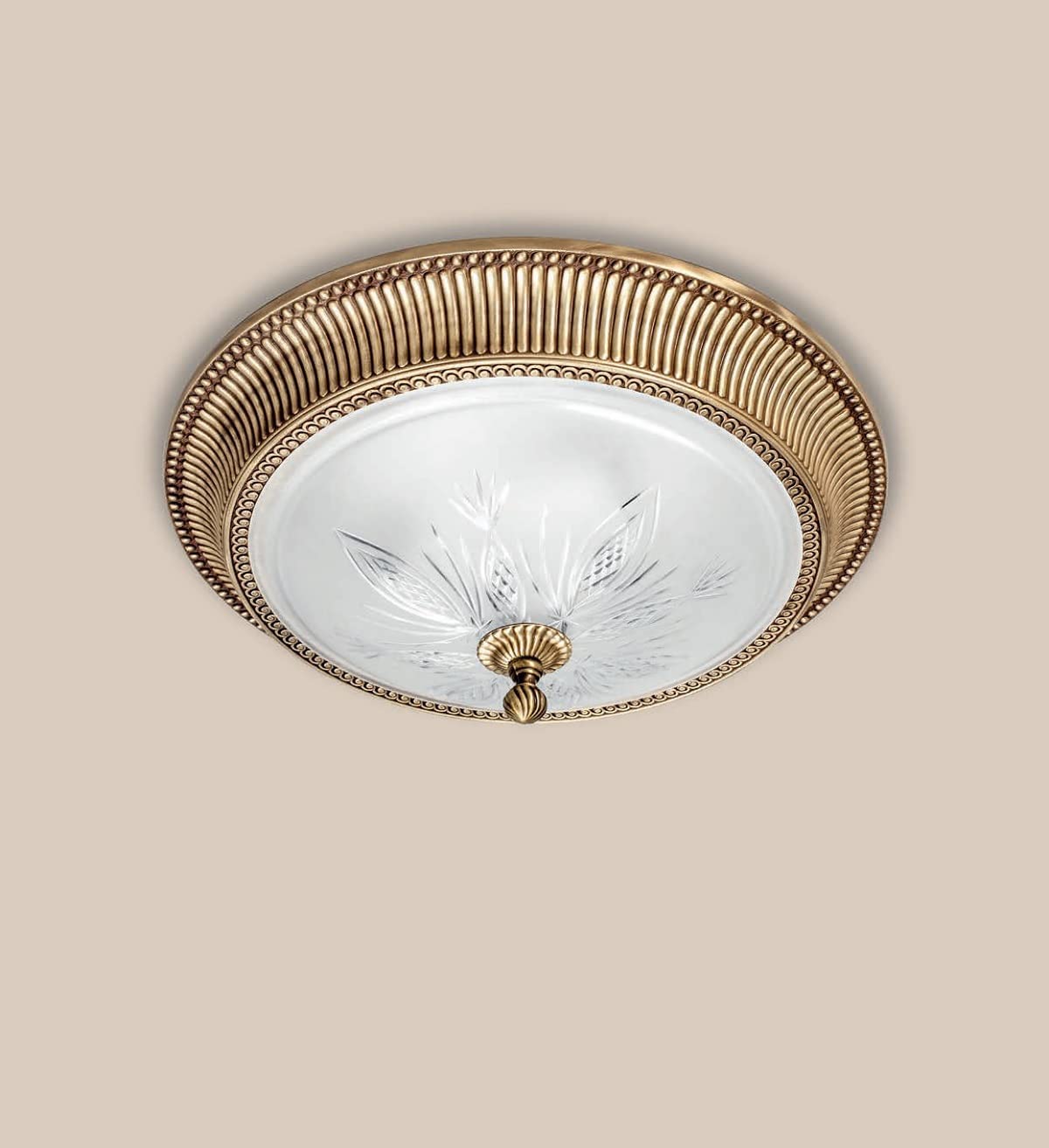 Plafoniera soffitto classica a 3 luci in fusione d’ottone oro antico con vetro satinato inciso PR (Diametro 50cm art 7070/P50)