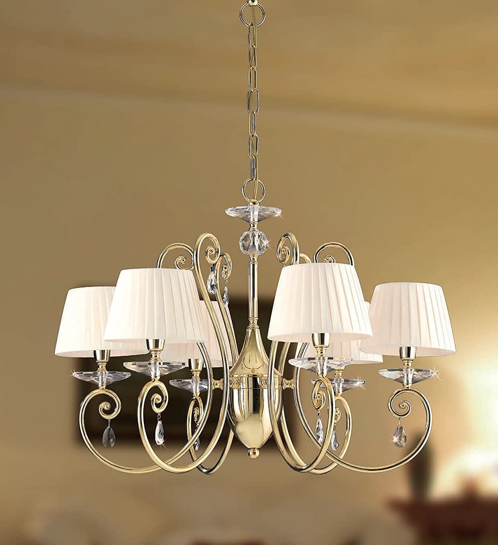 Lampadario classico a 6 luci in metallo colore oro lucido con cristalli molati trasparenti e paralumi nastrati bianchi PR 6929/6
