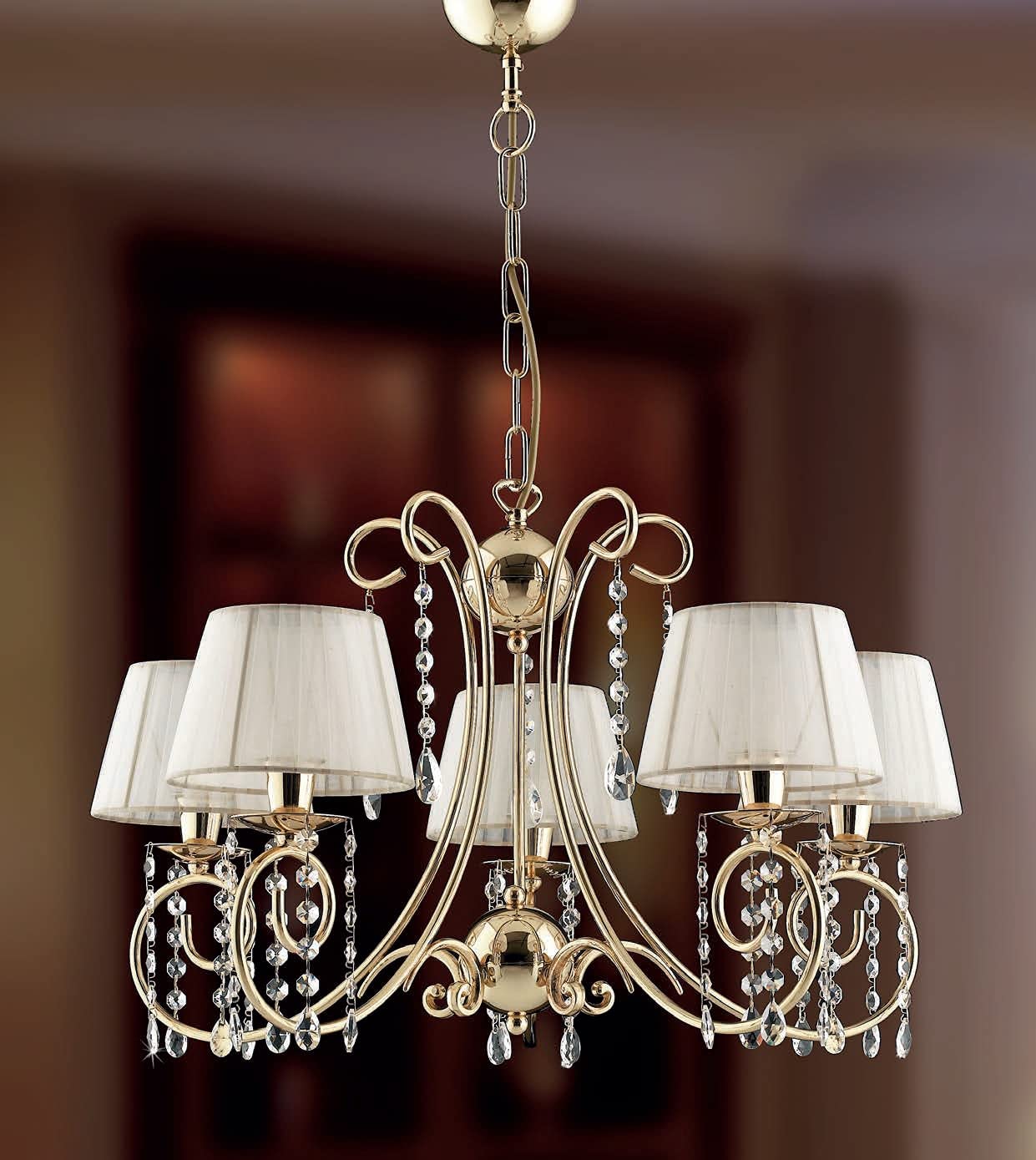 Lampadario classico a 5 luci in metallo oro lucido con cristalli molati trasparenti e paralumi in organza avorio PR 6824/5