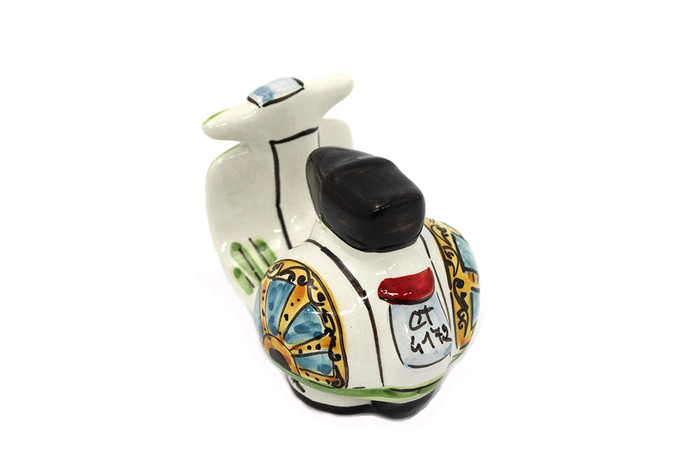 Vespa piccola in ceramica siciliana di caltagirone realizzata e decorata a mano