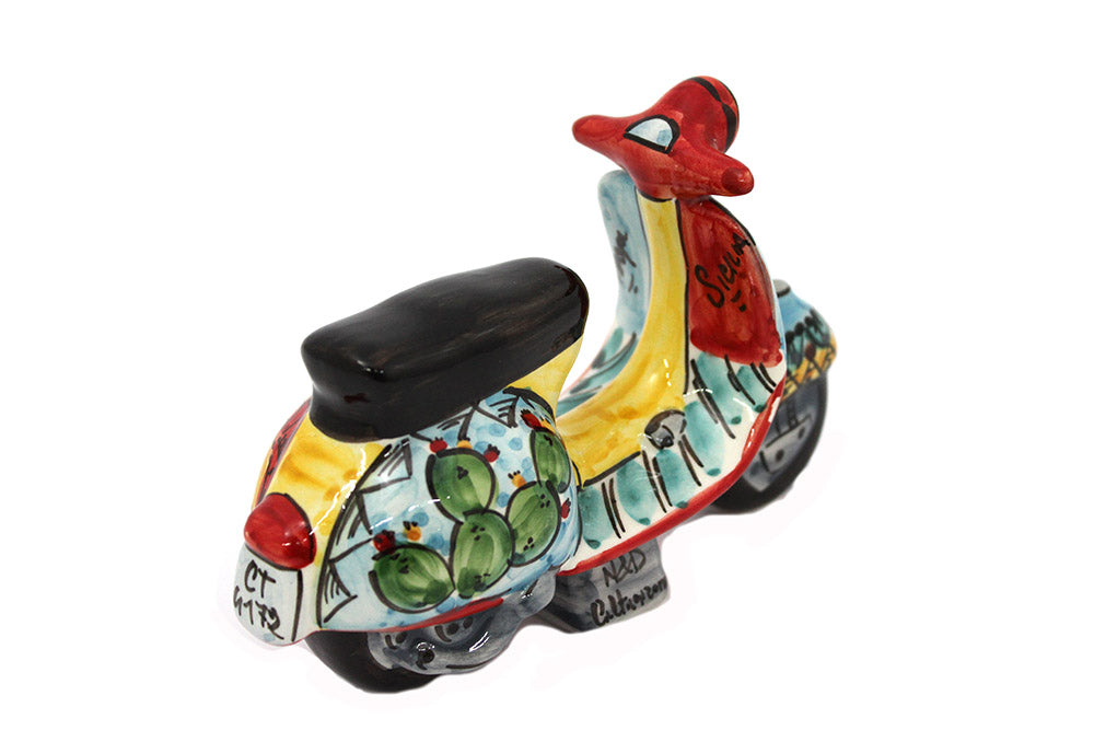 Vespa grande in ceramica siciliana di caltagirone realizzata e decorata a mano